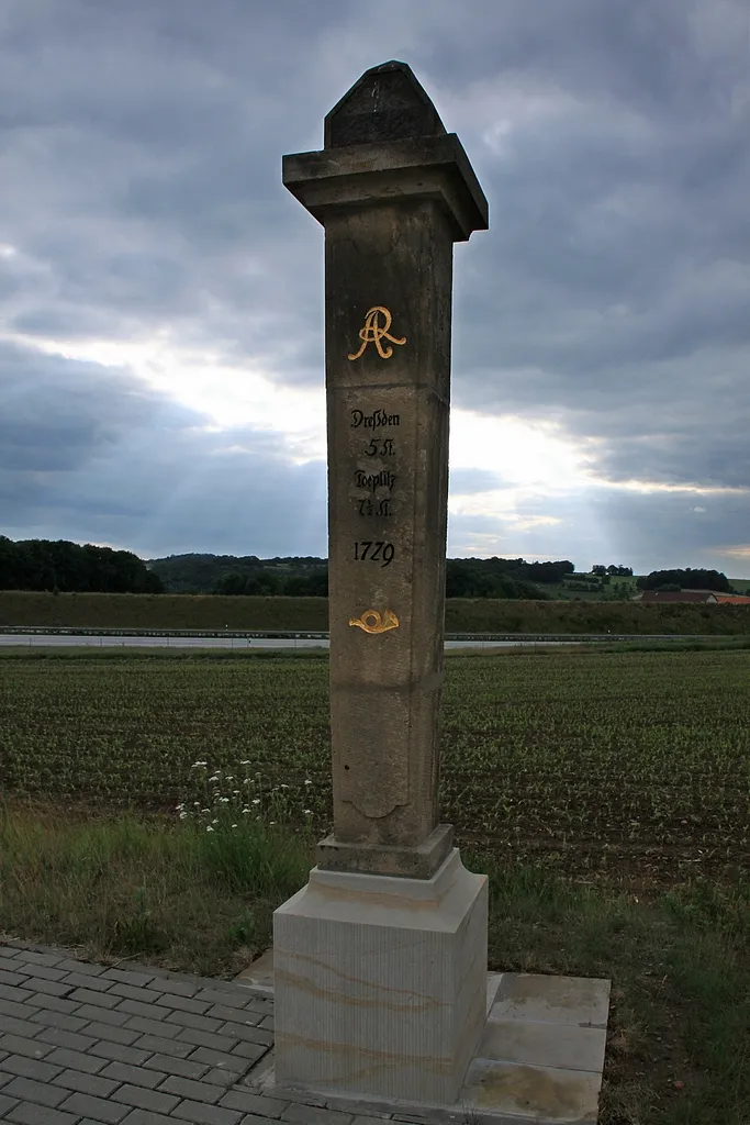 Photo showing: Nentmannsdorf: electoral saxonian postmile-stone from 1729 on the old post-route from Dresden to Prague.