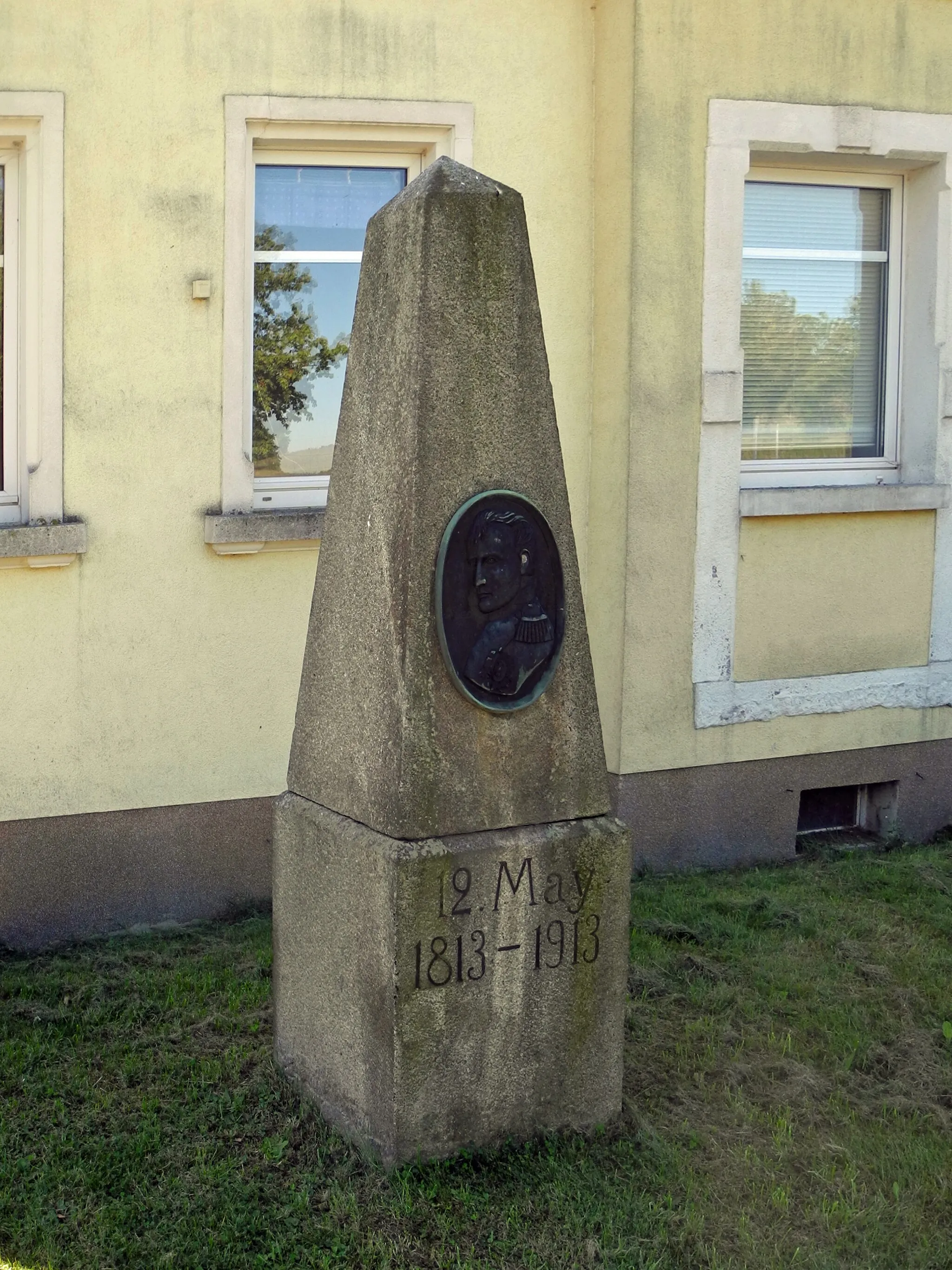 Photo showing: Napoleonstein in Bischofswerda, Goldbacher Weg 9 (Gedenkstein 12. Mai 1813 - 1913)