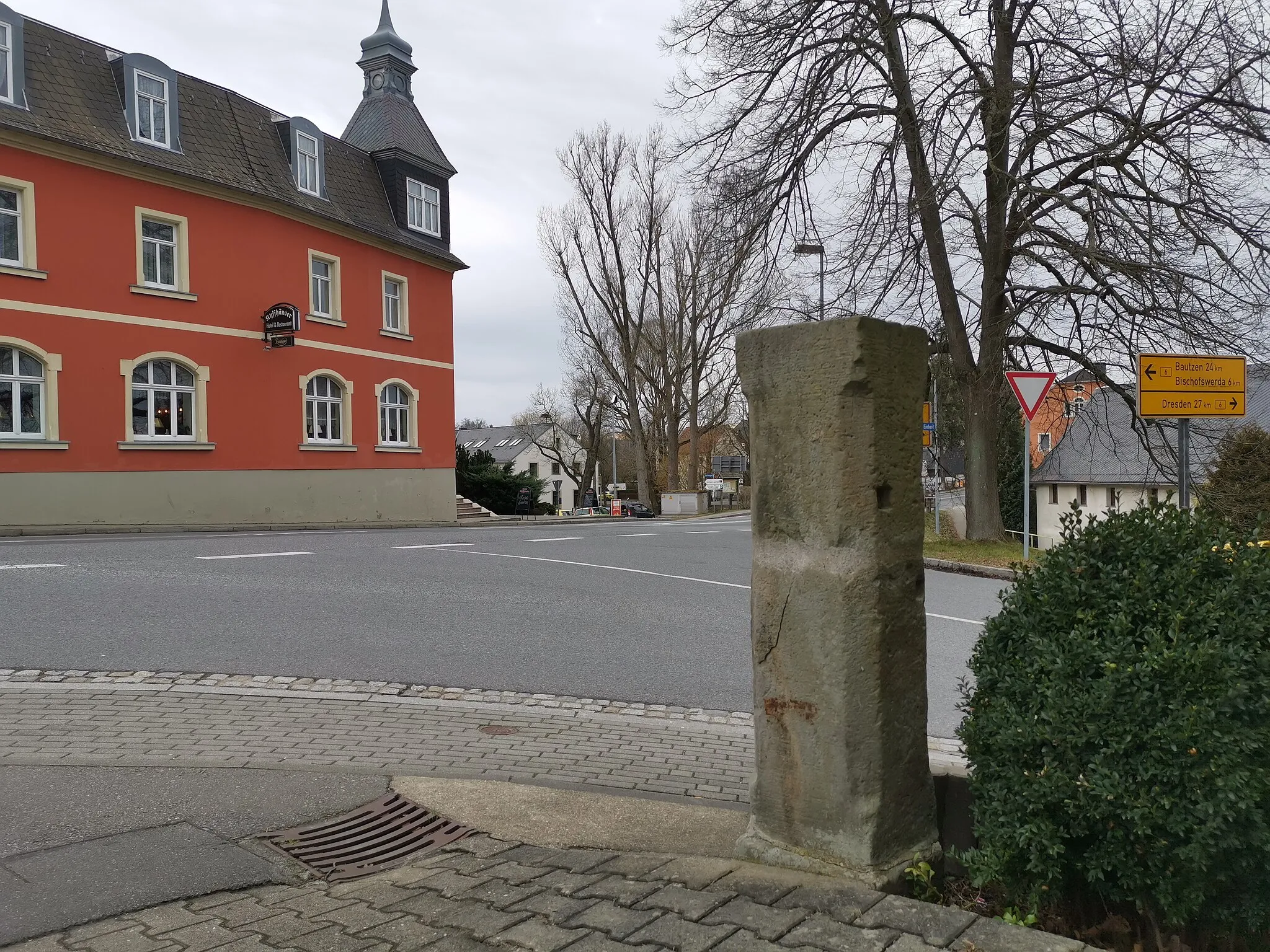 Photo showing: Denkmalgeschützter Wegestein in Großharthau Dresdner Straße Ecke Straße der Einheit