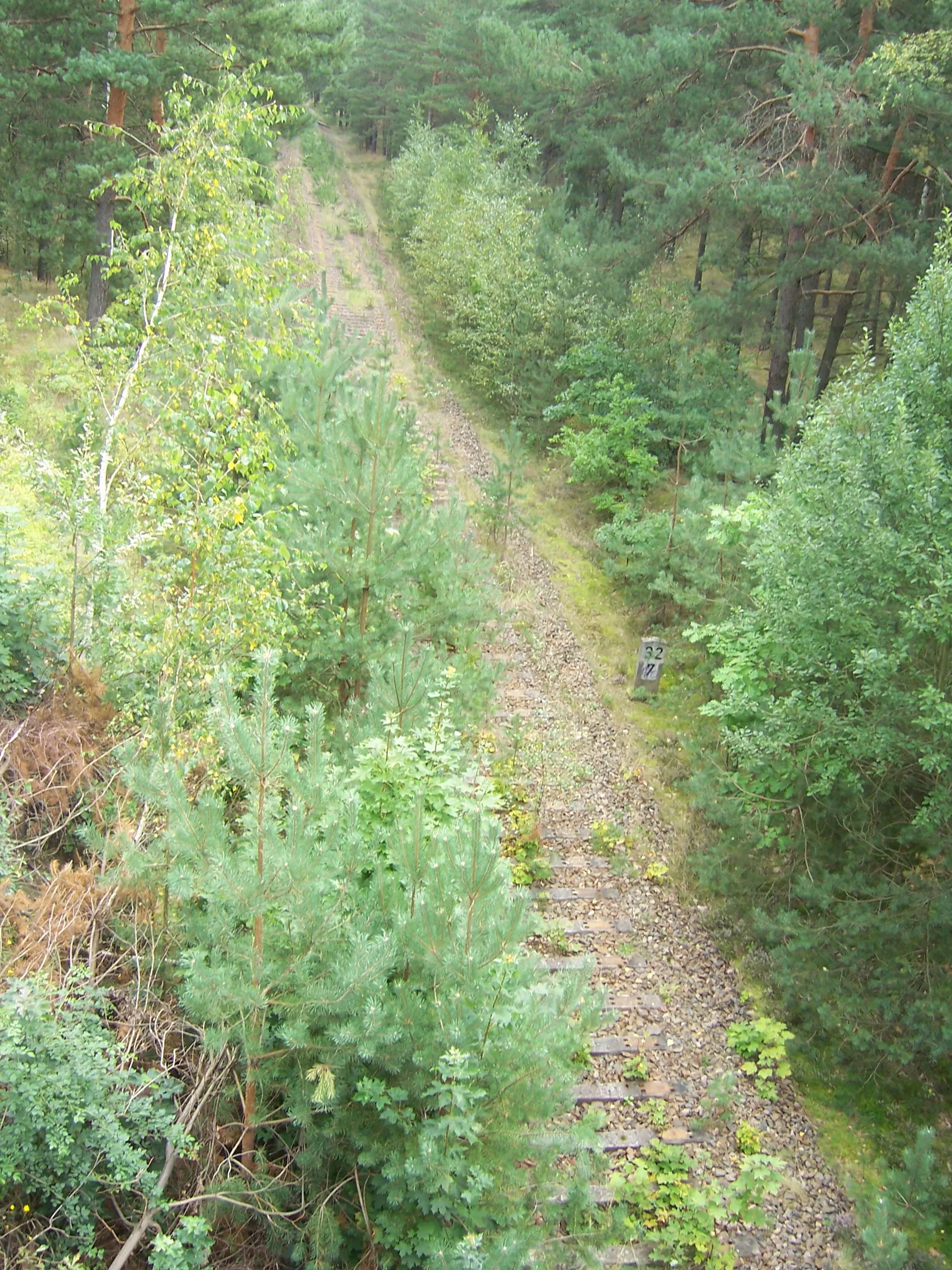 Photo showing: Die stillgelegte Bahnstrecke Dresden–Bernsdorf von der Brücke der Bundesstraße 97 (zwischen Großgrabe und Schwepnitz) aus in Richtung Osten gesehen.