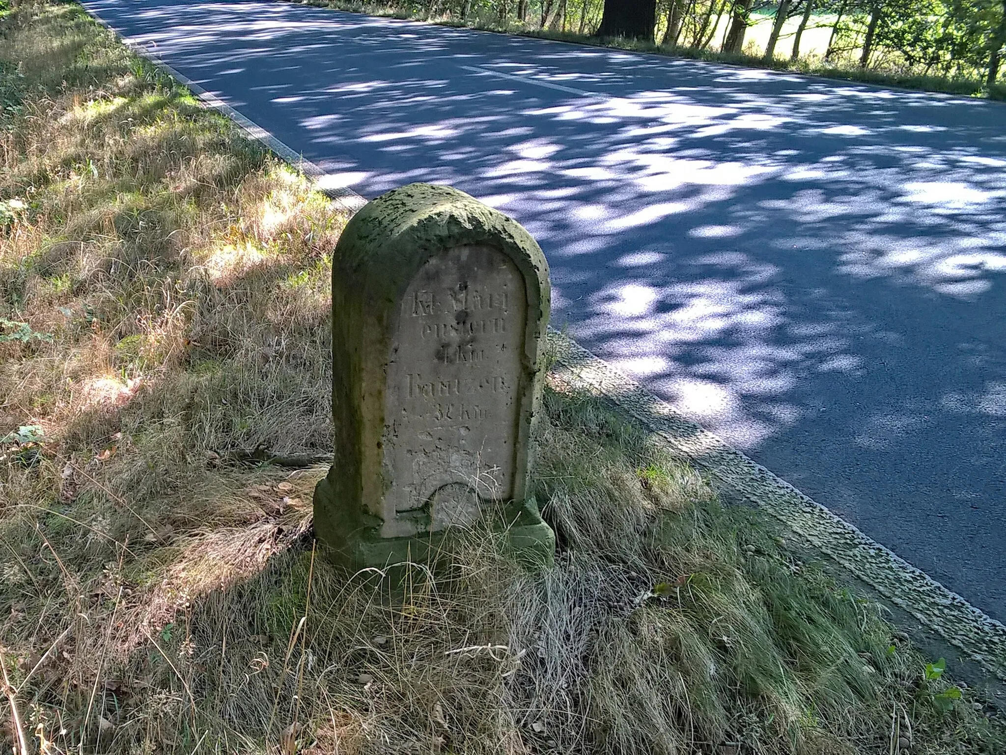 Photo showing: königlich-sächsischer Ganzmeilenstein als Kilometerstein an der S 100 bei Thonberg - Inschrift: Kloster Marienstern 4 km. Bautzen 32 km.