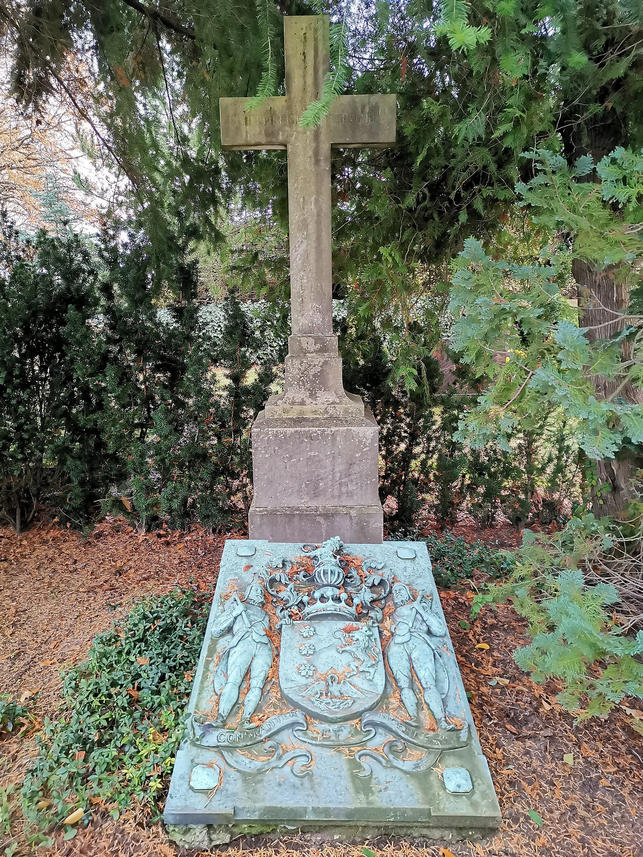 Photo showing: Denkmalgeschützte Grabanlage der Familie von Burgk auf dem Friedhof Schönfeld