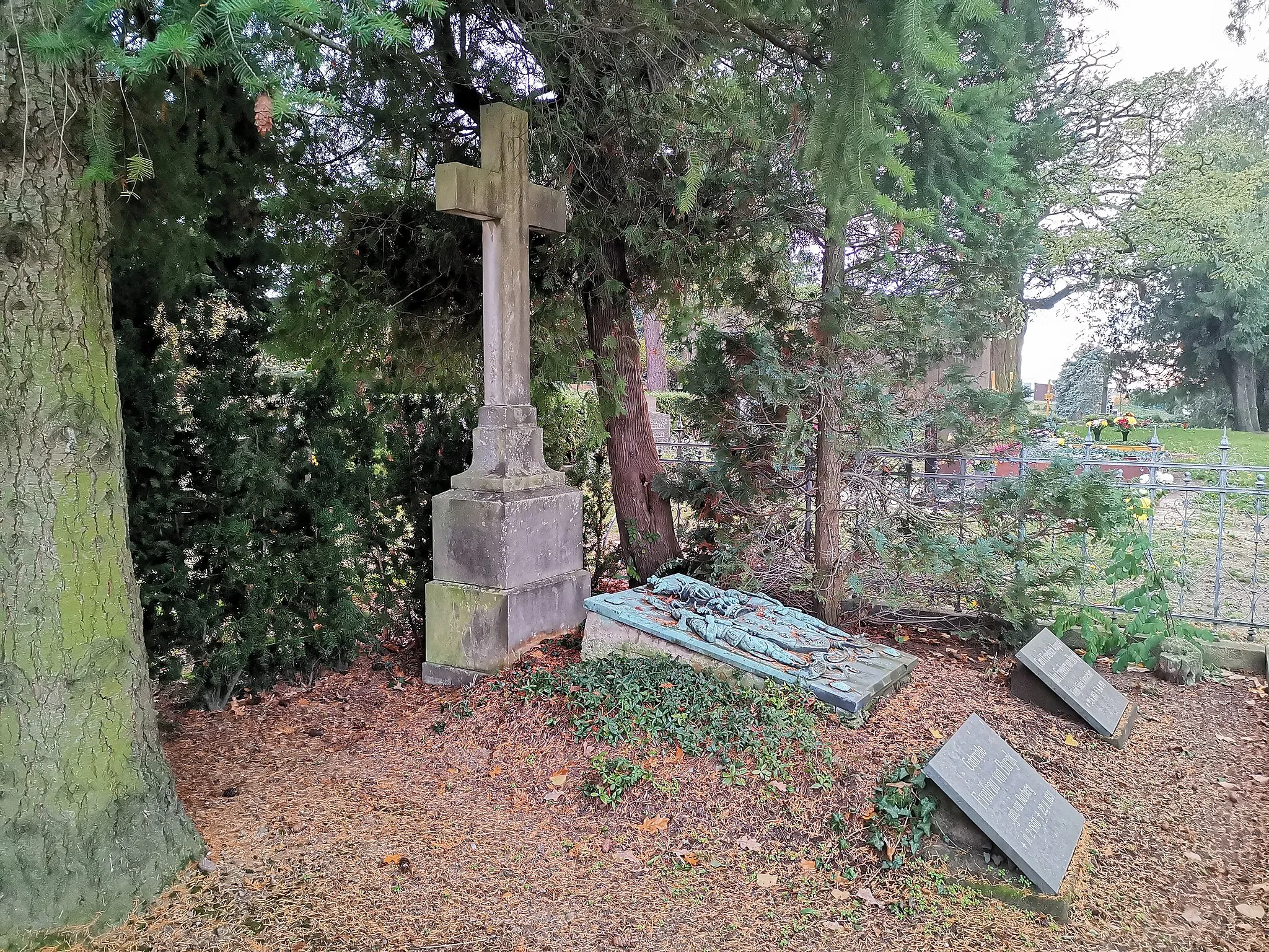 Photo showing: Denkmalgeschützte Grabanlage der Familie von Burgk auf dem Friedhof Schönfeld