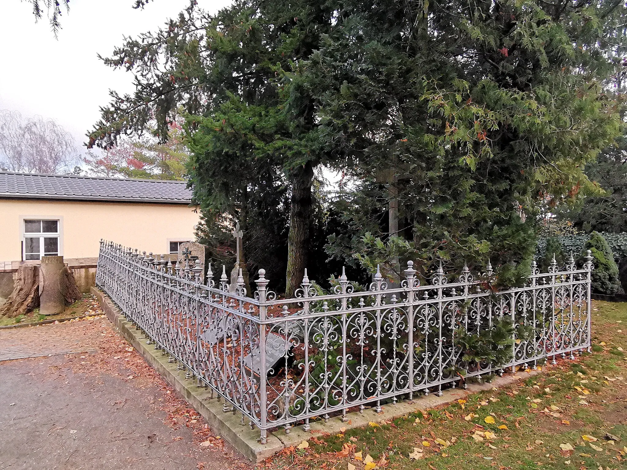 Photo showing: Denkmalgeschützte Grabanlage der Familie von Burgk auf dem Friedhof Schönfeld