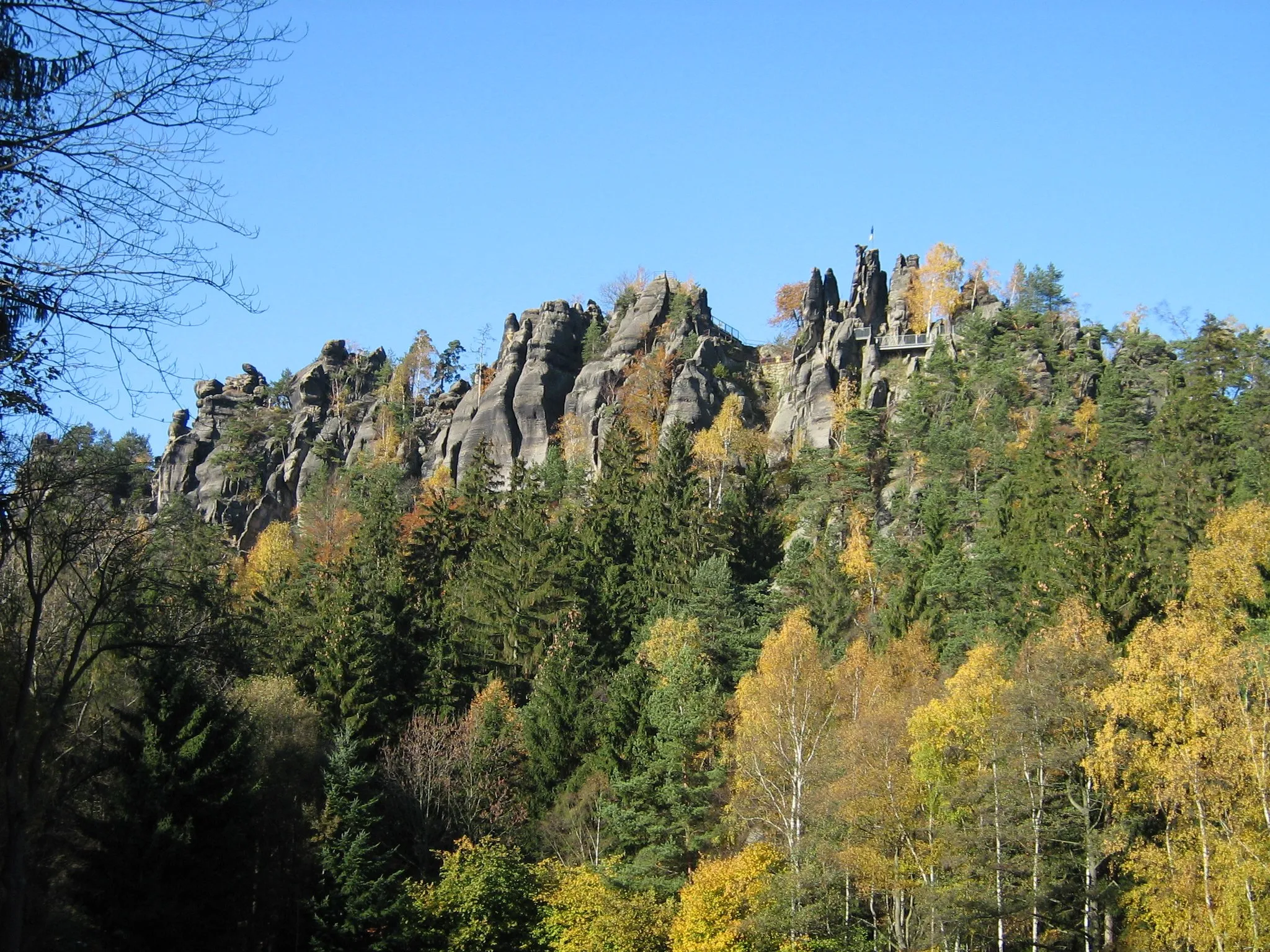 Photo showing: The rock Nonnenfelsen near the village Jonsdorf in the Lusatian mountains.