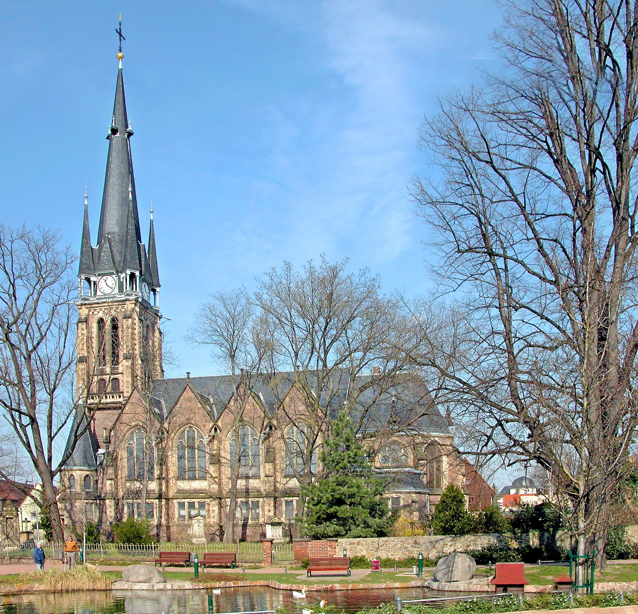 Photo showing: 29.03.2007  01689  Weinböhla, Kirchplatz: St.-Martins-Kirche (GMP: 51.161840,13.563773). Ein Blitzschlag im Jahre 1892, der die alte Kirche beschädigte, war das auslösende Moment für den Neubau. Theodor Quentin erbaute die neue Kirche 1893-1895 im Stil der Neogotik.                                                                                                                                      [DSCN21667&21669.TIF]20070329120MDR.JPG(c)Blobelt