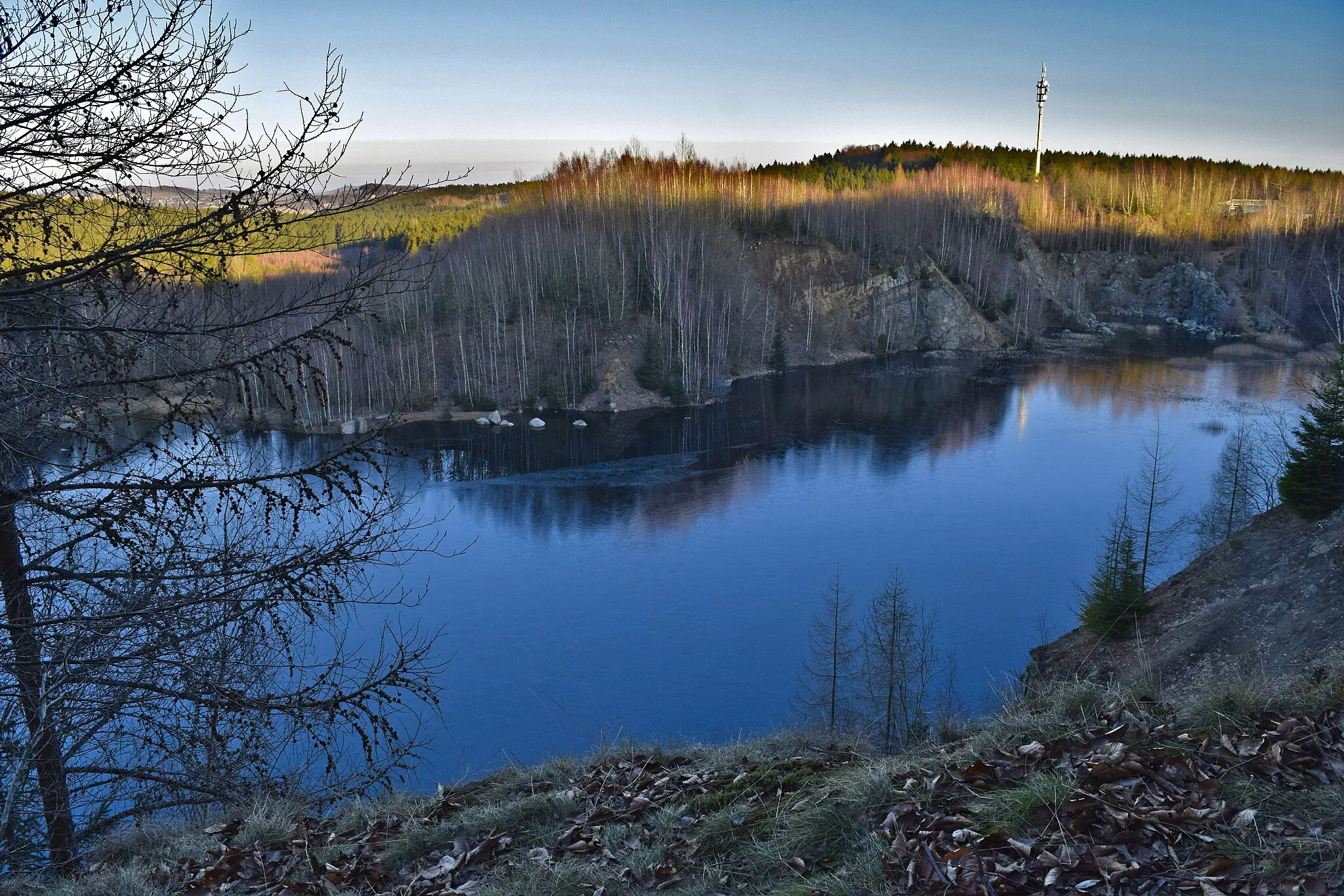 Photo showing: Gefluteter, ehemaliger Lamprophyr- und Granodiorittagebau (Dolerit)"Grenzland" (Koordinaten: 51°03'46.6"N 14°17'03.8"E)