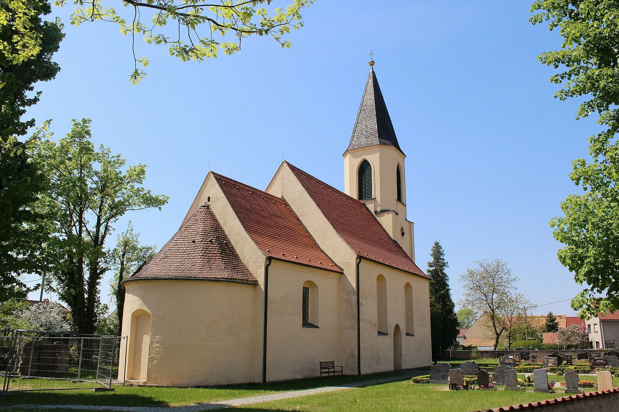 Photo showing: The village church of Strauch in Saxony. The Belltower was built in the year 1864.