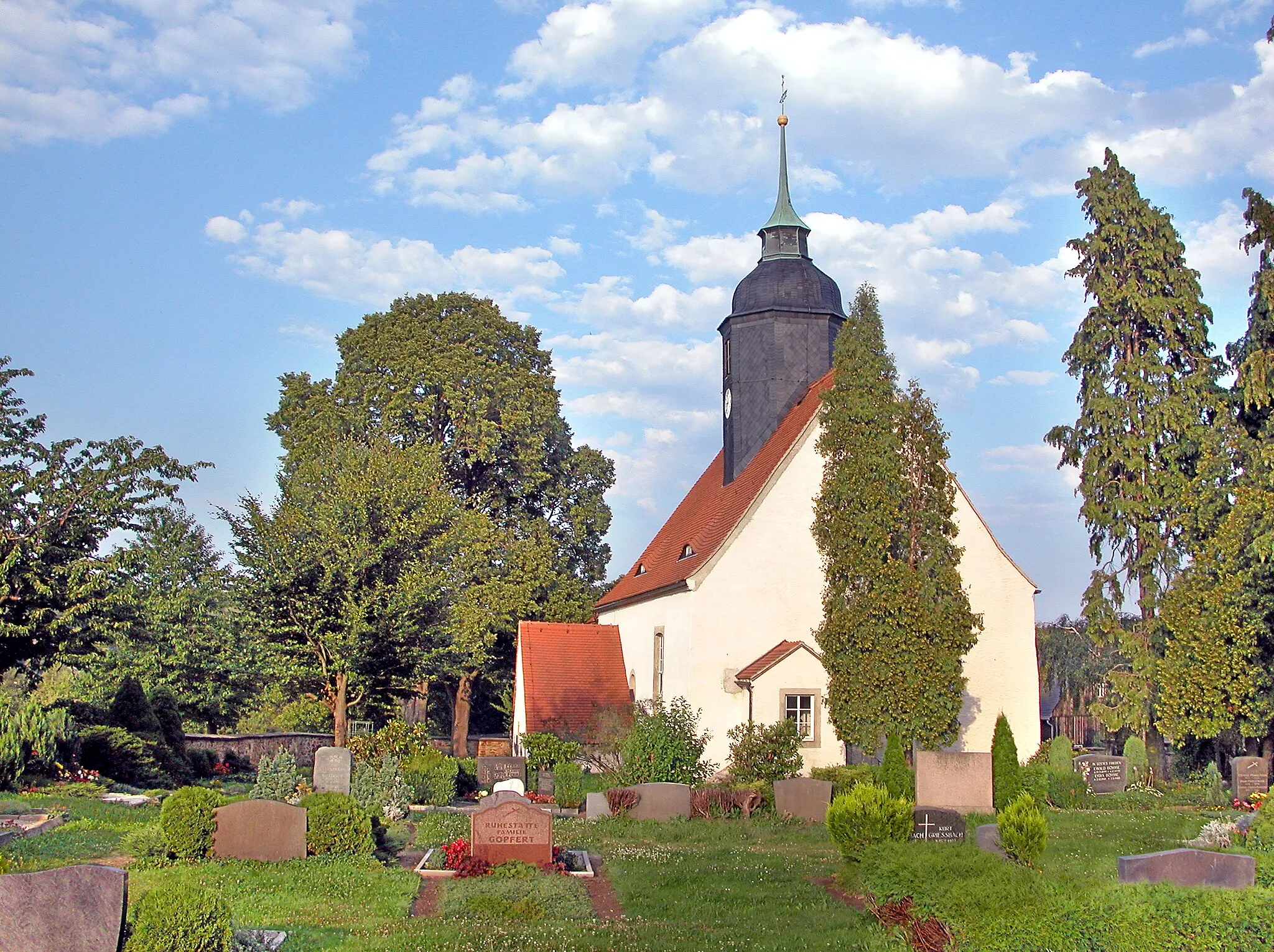 Photo showing: 21.07.2007  01738  Dorfhain, Bergstraße (GMP: 50.932532,13.562630): Die Ursprünge der Dorfkirche liegen um 1350. Die heutige barocke Kirche ist aus der Zeit von 1724. 
1983 erfolgte eine grundlegende Sanierung. Sicht von Südwesten.                                                                                          [DSCN28483.TIF]20070721105DR.JPG(c)Blobelt