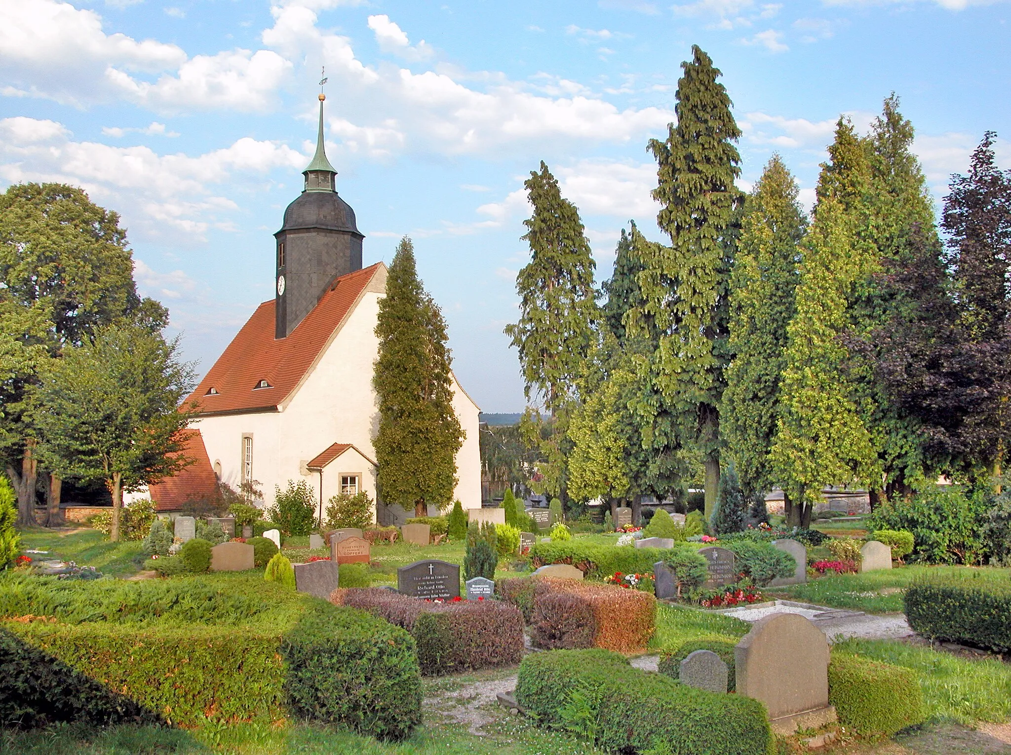 Photo showing: 21.07.2007  01738  Dorfhain, Bergstraße (GMP: 50.932532,13.562630): Die Ursprünge der Dorfkirche liegen um 1350. Die heutige barocke Kirche ist aus der Zeit von 1724. 
1983 erfolgte eine grundlegende Sanierung. Sicht von Südwesten.                                                                                          [DSCN28487.TIF]20070721100DR.JPG(c)Blobelt