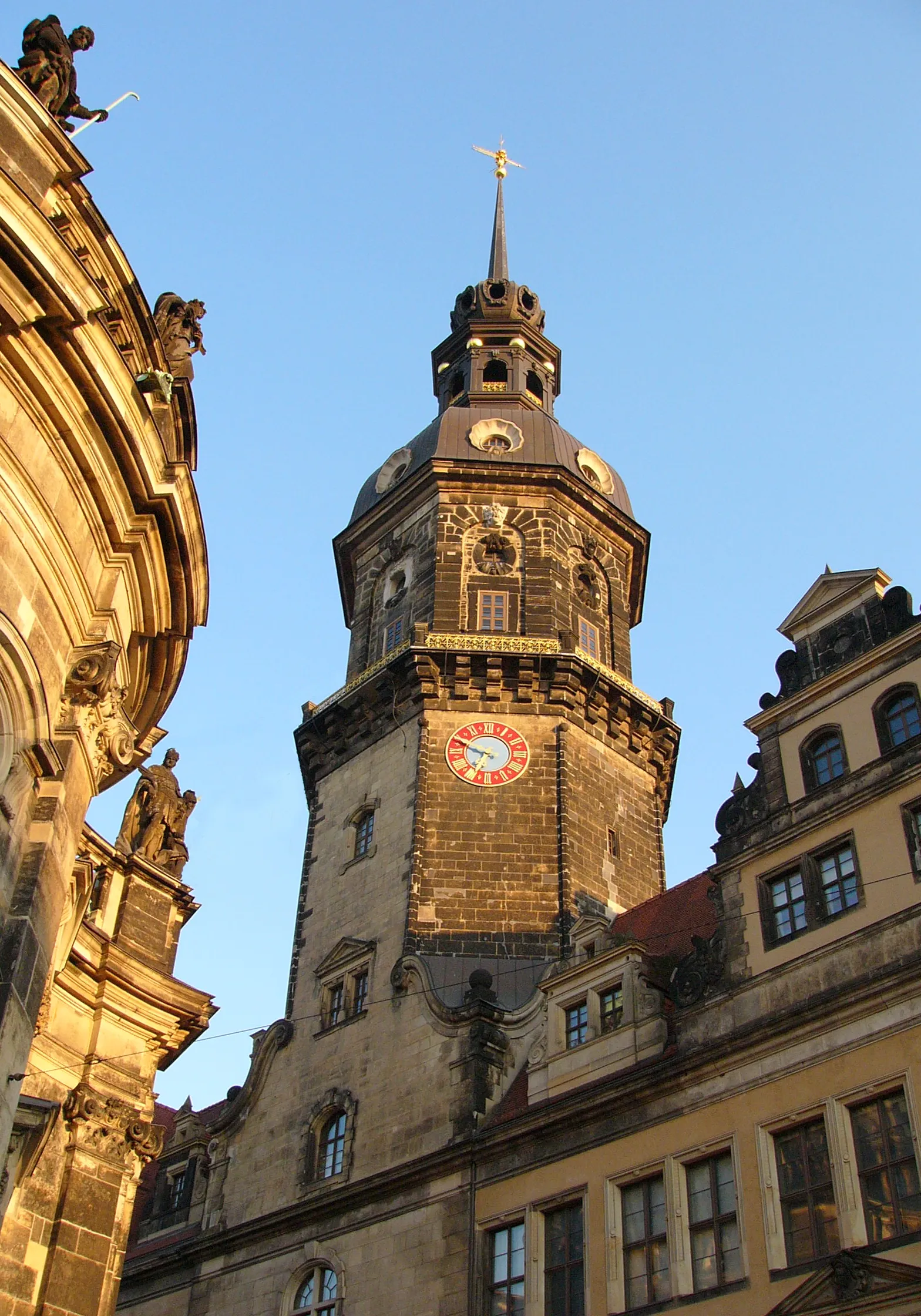 Photo showing: Dresden Castle is one of the oldest buildings in Dresden, Saxony, Germany. View to the Hausmannturm