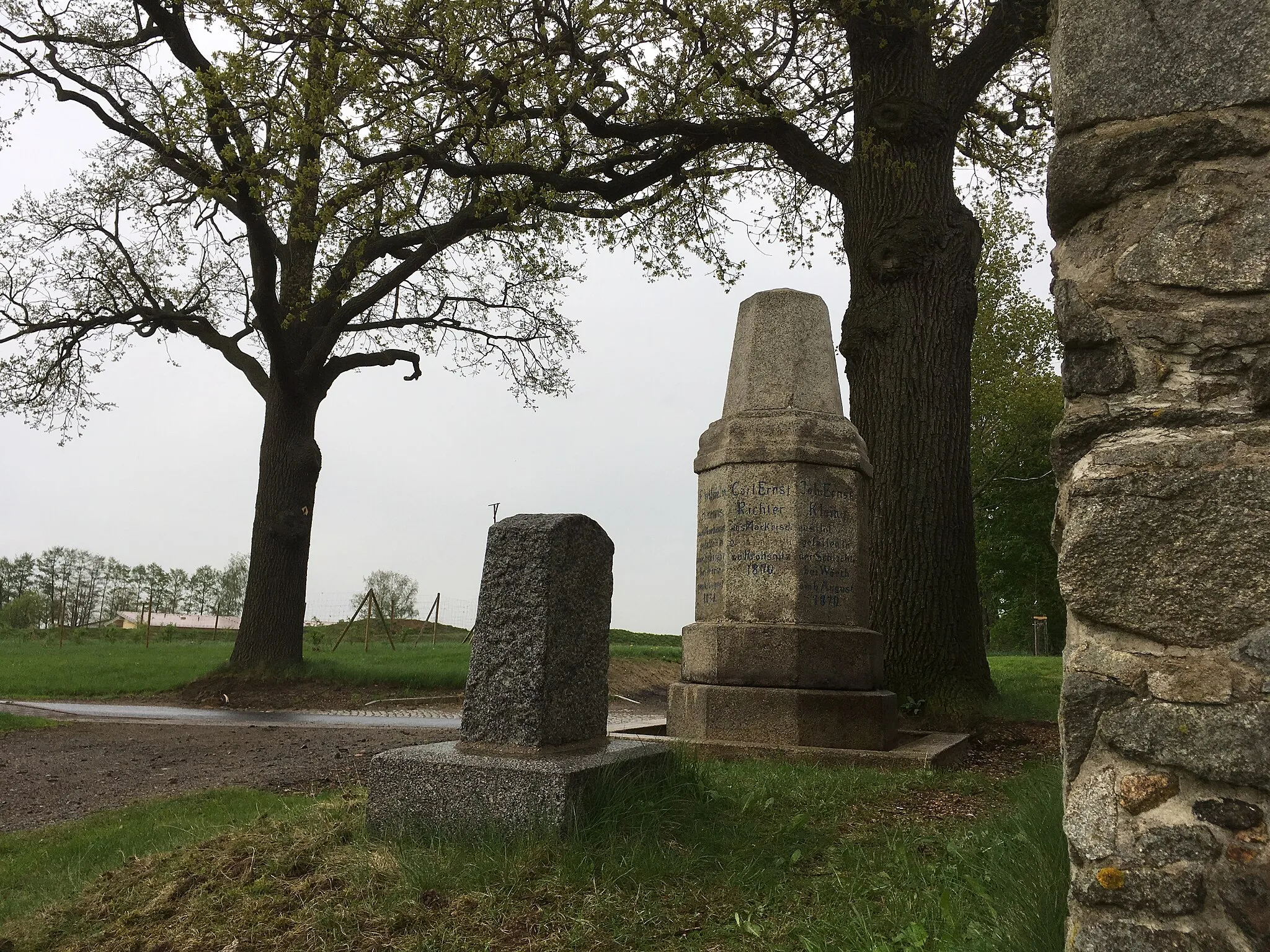 Photo showing: Memorial to the soldiers fallen in Franco-Prussian War in Markersdorf (Upper Lusatia); cultural heritage monument of importance for the history of the village and of building