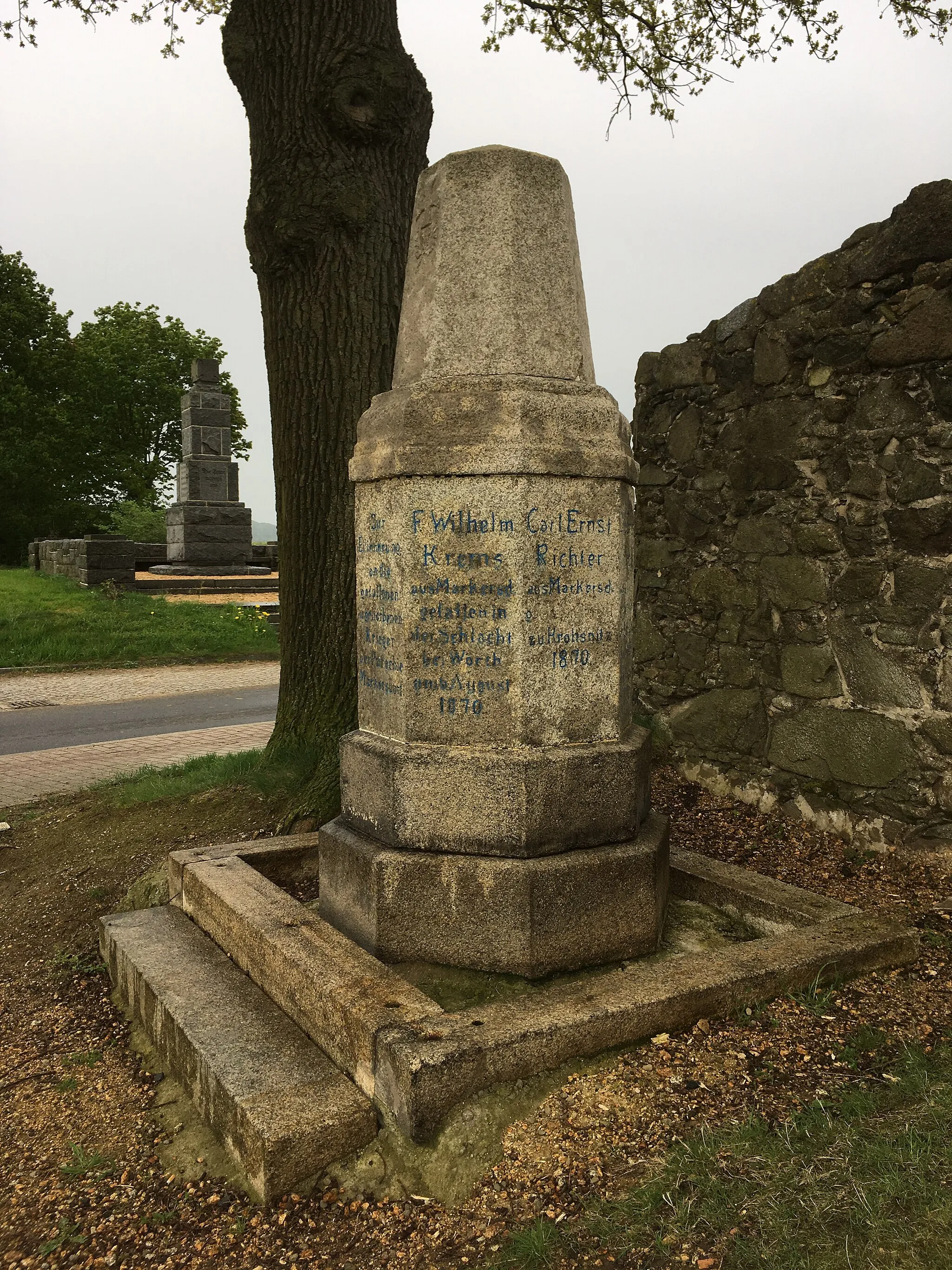 Photo showing: Memorial to the soldiers fallen in Franco-Prussian War in Markersdorf (Upper Lusatia); cultural heritage monument of importance for the history of the village and of building