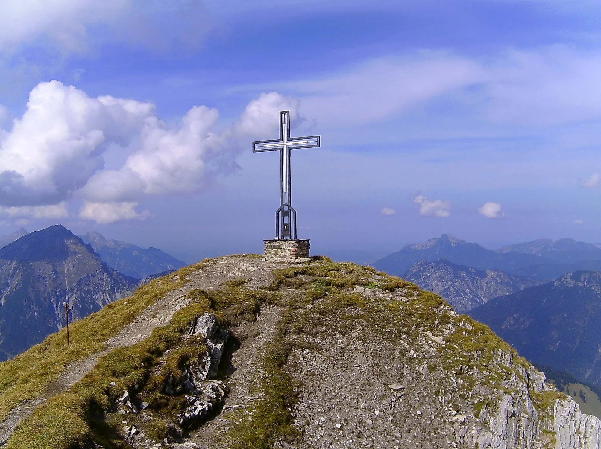 Photo showing: Roter Stein in den Lechtaler Alpen - Gipfelkreuz