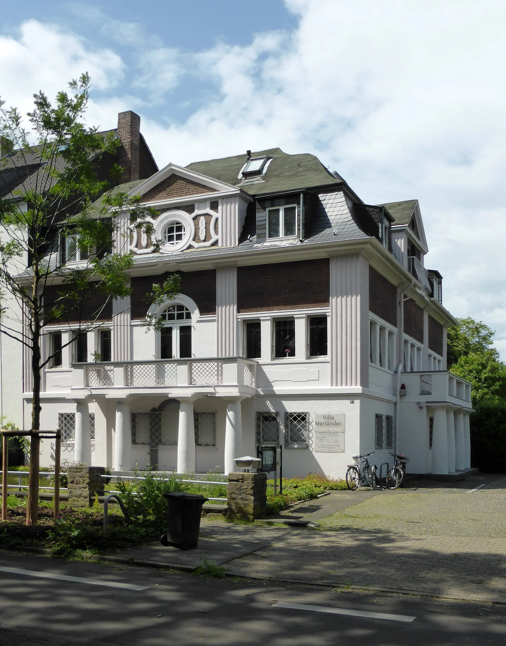 Photo showing: Stolperstein: Villa Merländer Friedrich-Ebert-Straße 42, Krefeld.