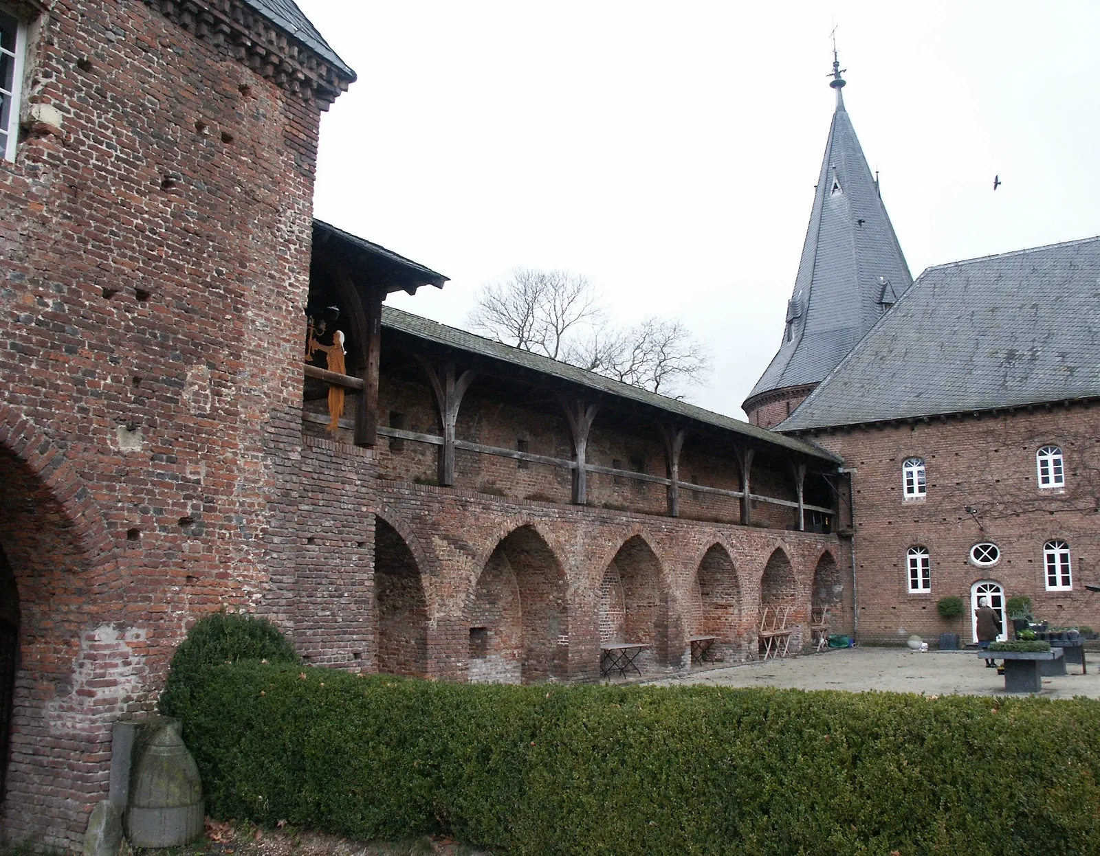 Photo showing: Haag Castle – battlement parapet at the west side