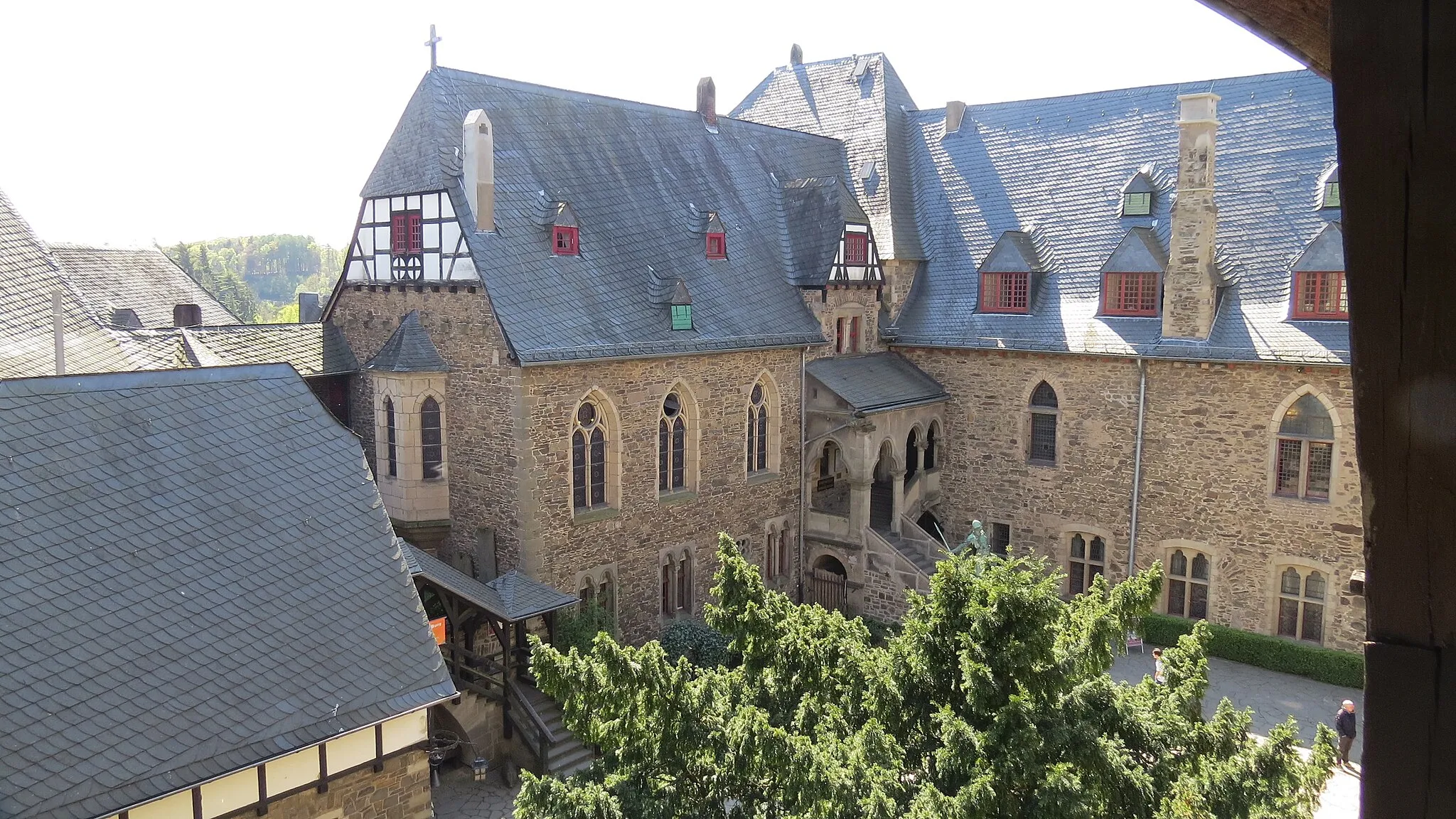 Photo showing: Der Palas von Schloss Burg in Solingen, vom Bergfried gesehen