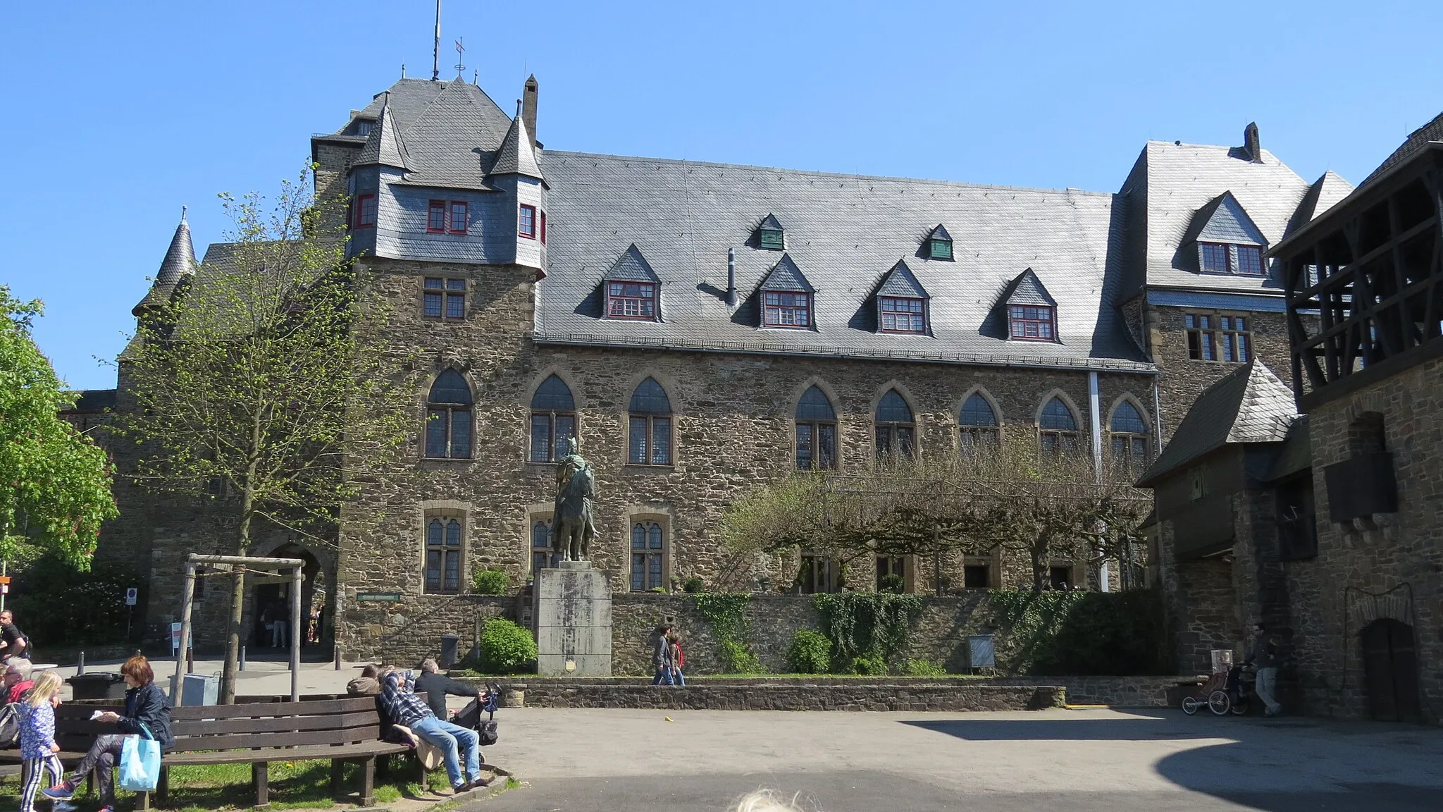 Photo showing: Westseite des Palas von Schloss Burg in Solingen