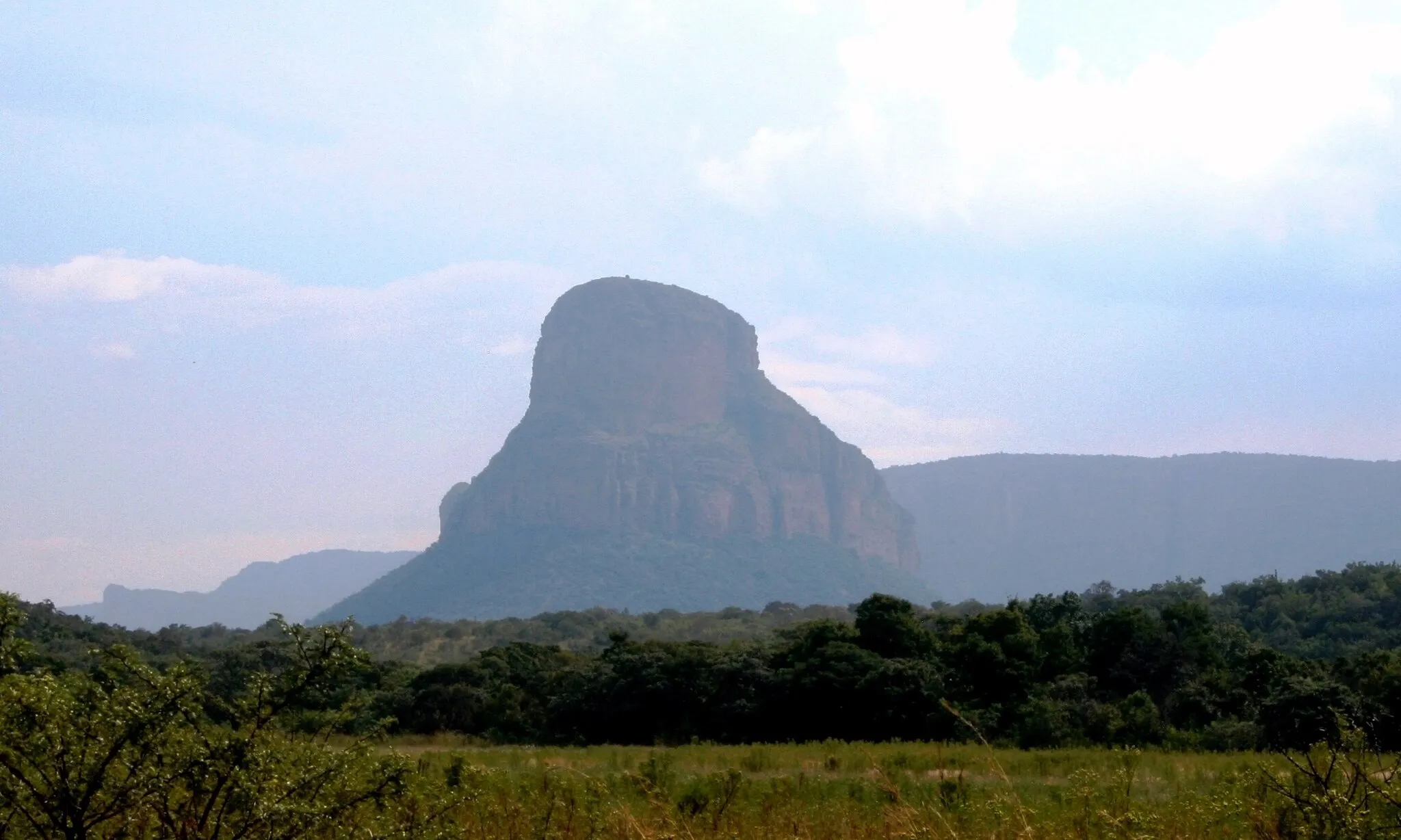 Photo showing: Hanglippunt (reaching 1,768m), a promontory of the Hanglipberge which forms an eastern escarpment of the Waterberg in Limpopo, South Africa. The promontory is located inside the Entabeni Conservancy, near Sterkrivier, on the eastern boundary of the Waterberg Biosphere.