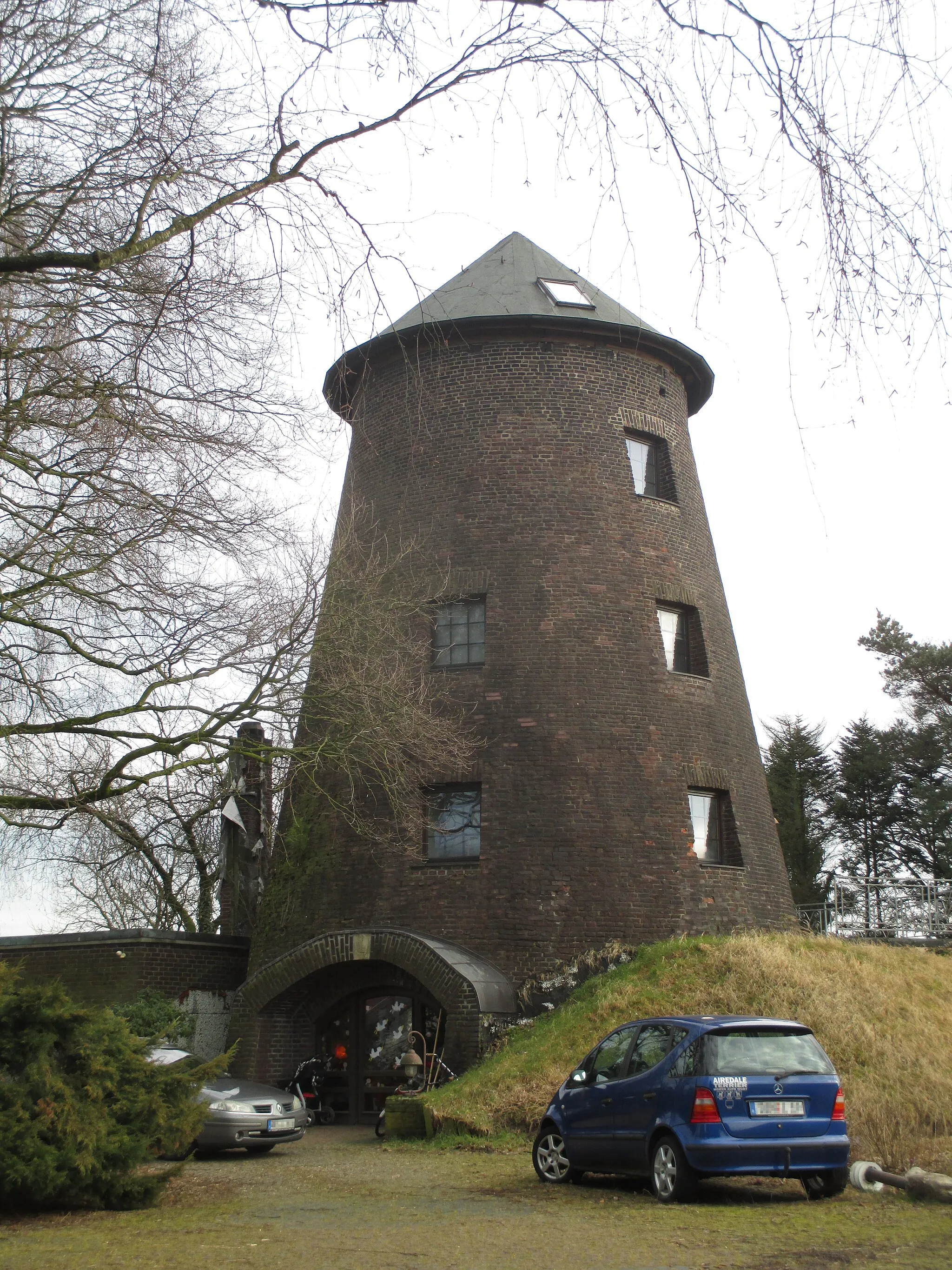 Photo showing: 1838 erbaute Turmwindmühle in Hünxe. Die Mühle war bis 1964 in Betrieb. 1927 brachen bei einem Sturm die Flügel ab. 1936 entschied man sich für einen Neubau und elektrischen Betrieb. Heute ist die denkmalgeschützte Mühle ein Wohngebäude.