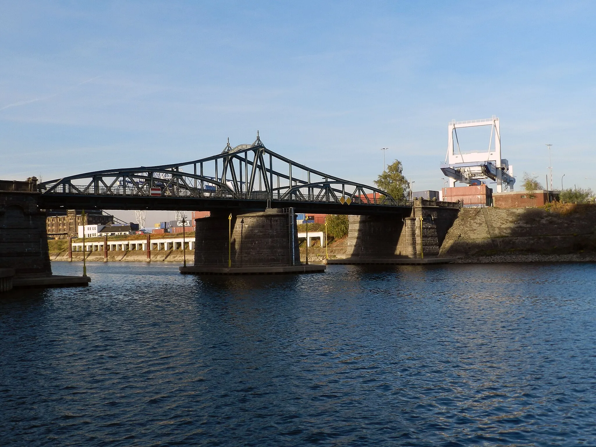 Photo showing: Drehbrücke im Hafen Krefeld