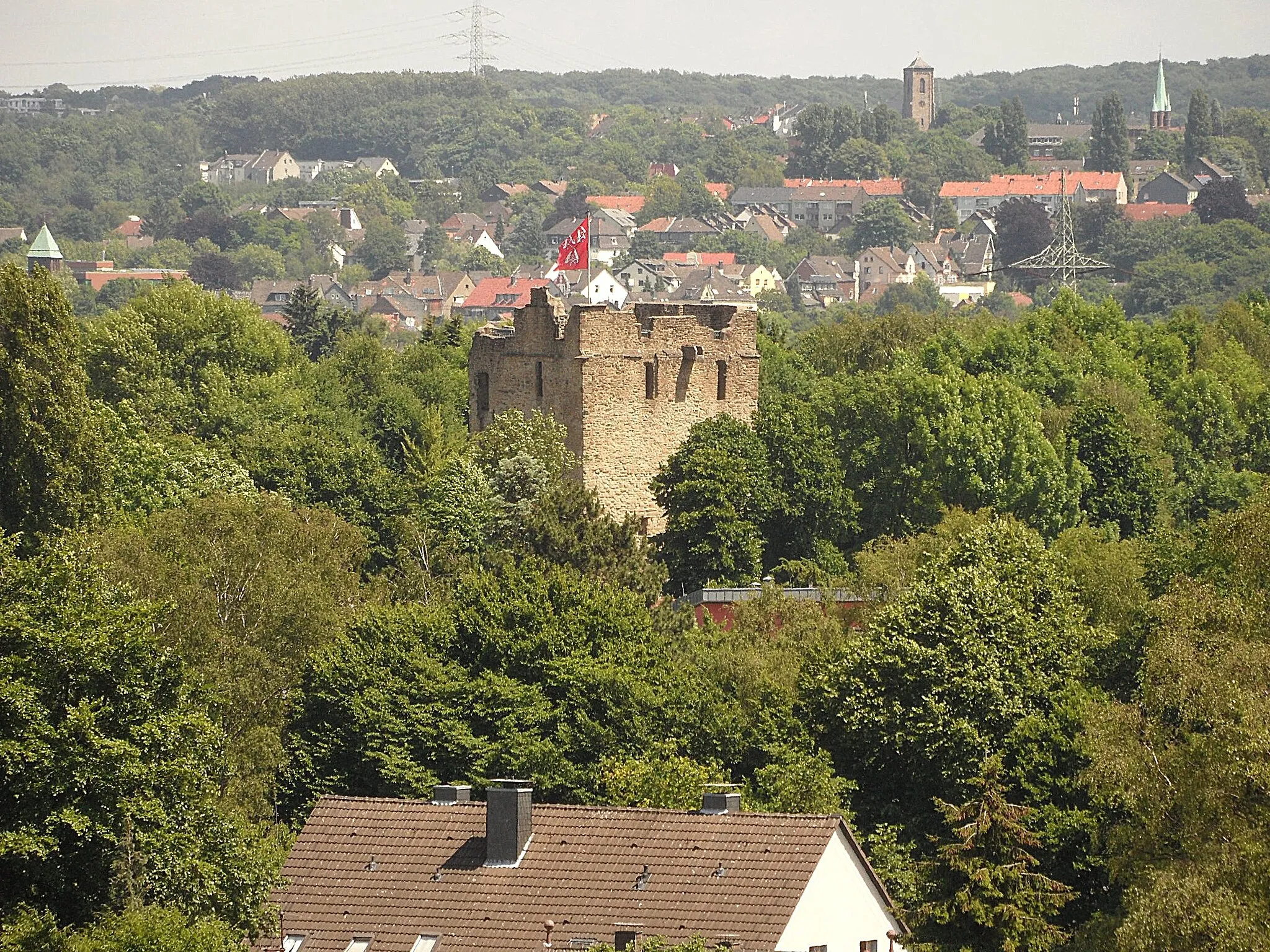 Photo showing: Essen-Burgaltendorf: Wohnturm der Burg Altendorf von Kirchstraße, in Hintergrund Bochum-Dahlhausen; Juni 2017
