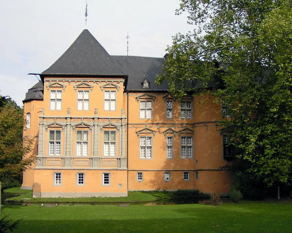 Photo showing: Die Südseite des Herrenhauses von Schloss Rheydt.