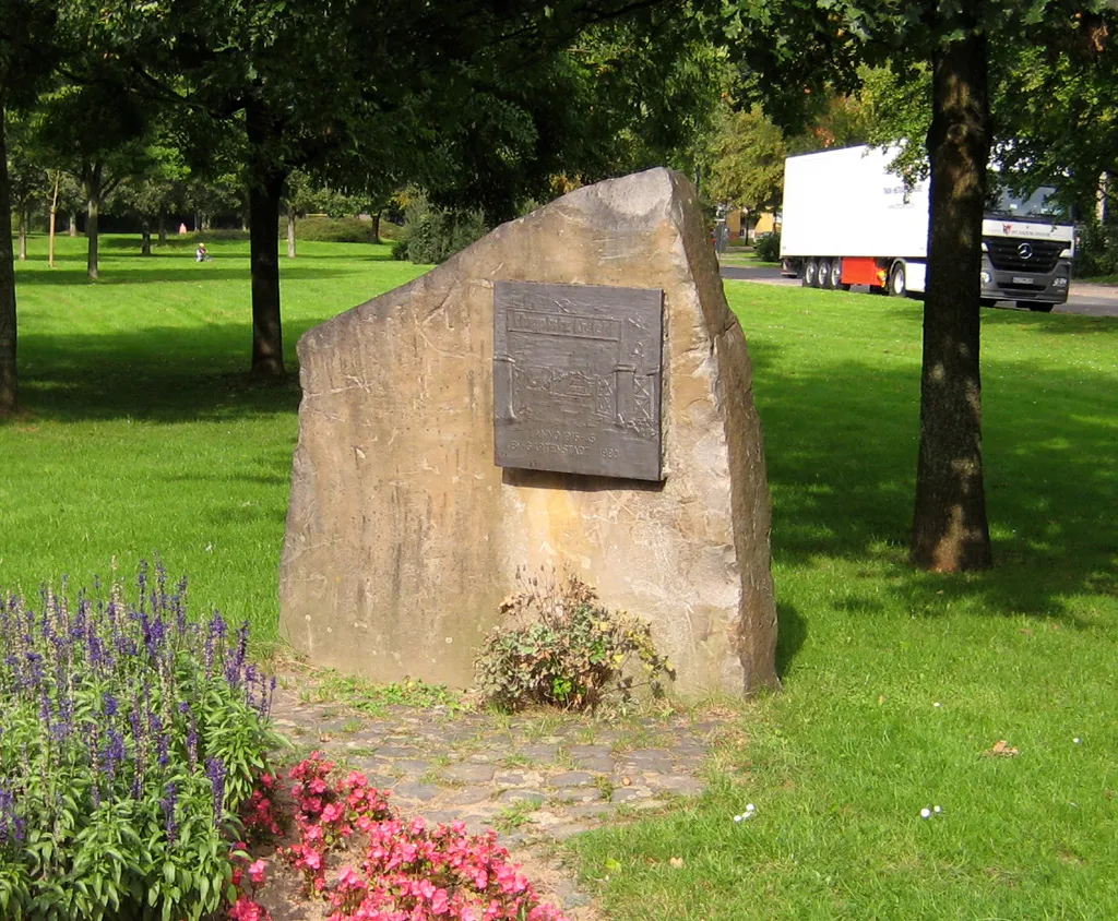 Photo showing: Findlingsblock mit Flugplatz-Erinnerungstafel, Krefeld-Gartenstadt