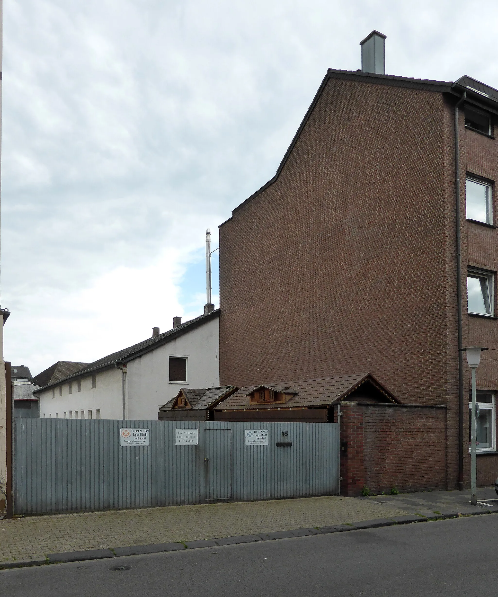 Photo showing: Stolperstein: Hinterhof Seidenstraße 45, Krefeld.