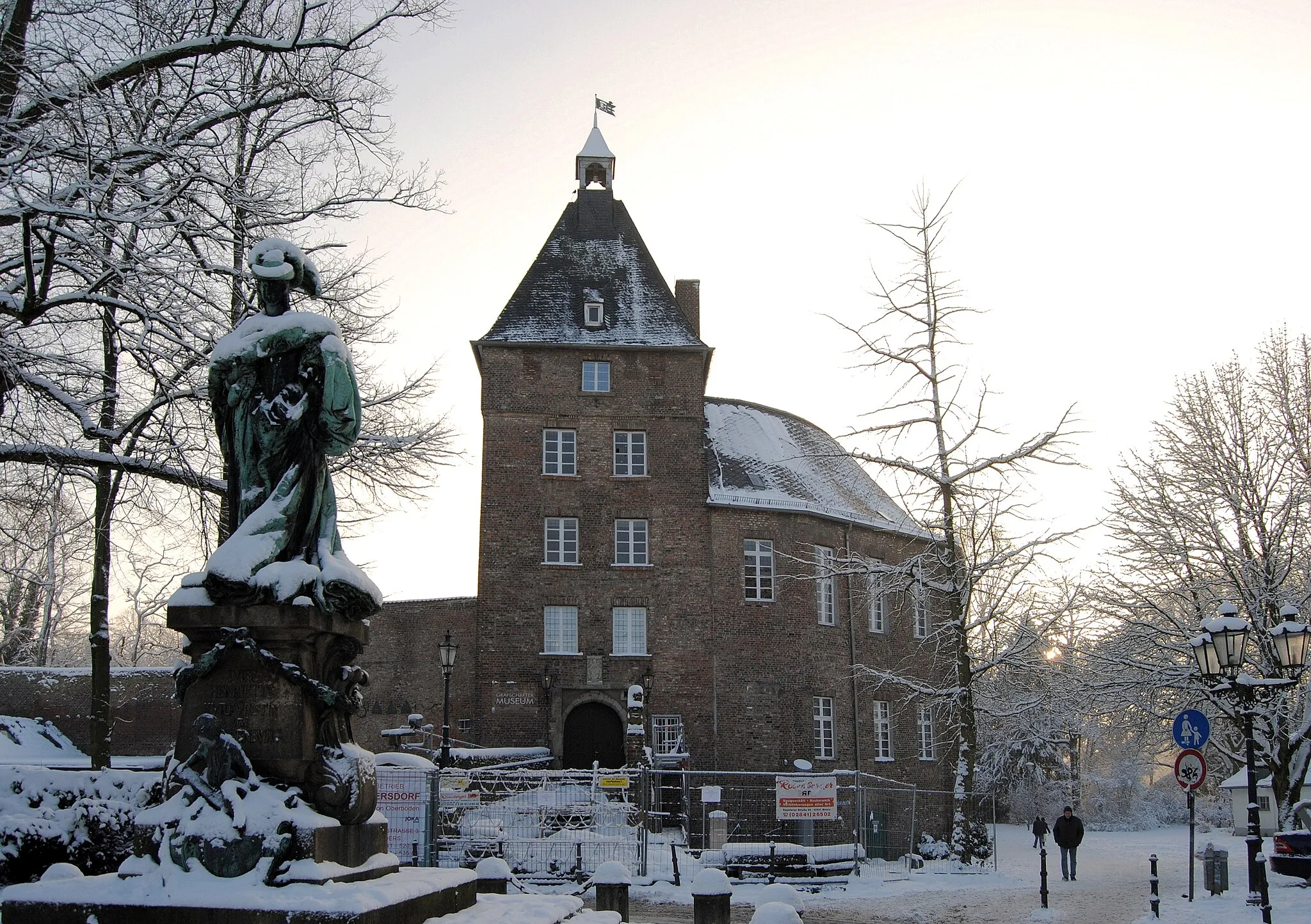 Photo showing: Das Moerser Schloss während des Sonnenuntergangs an einem winterlichen Dezember-Tag