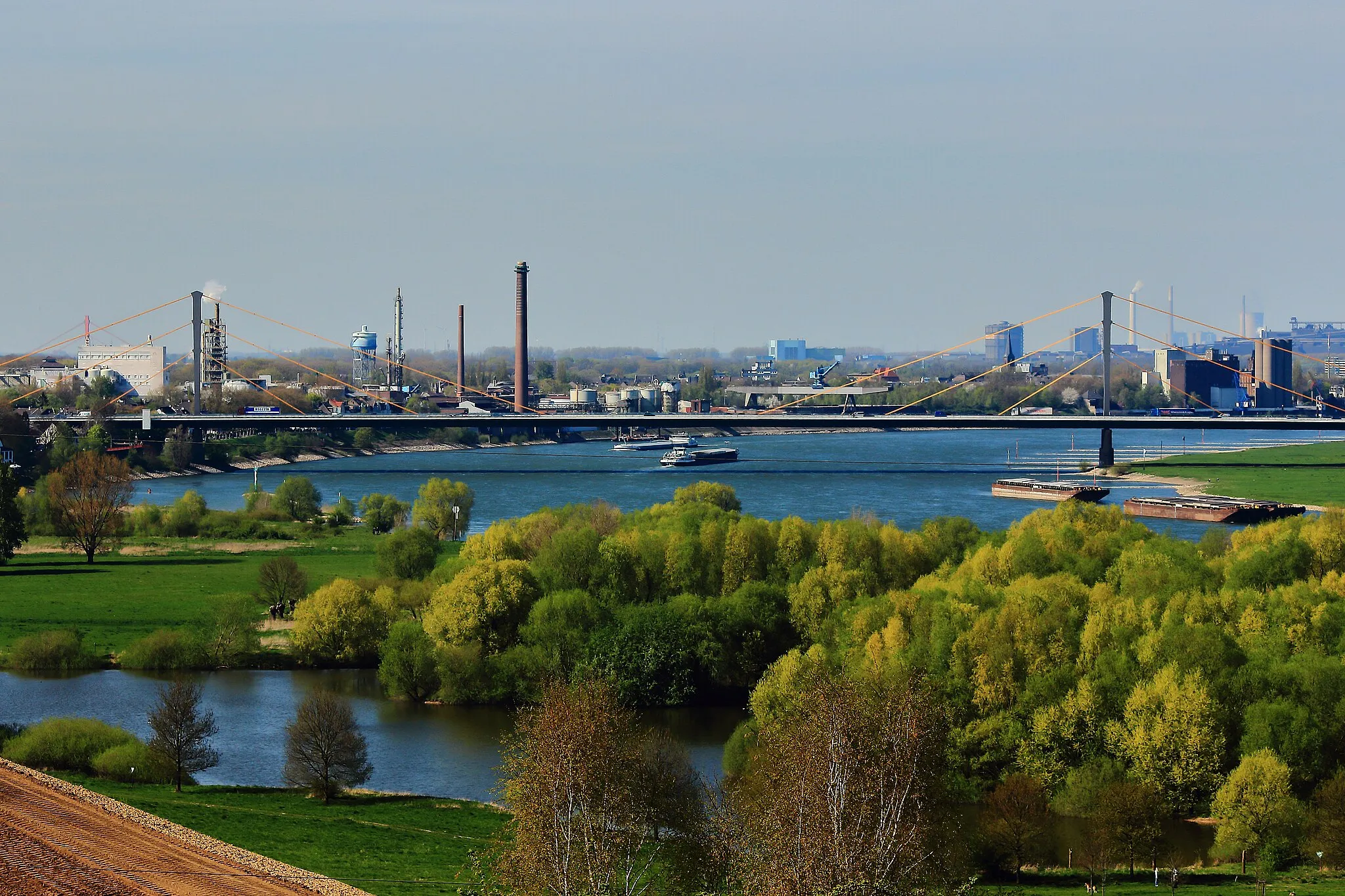 Photo showing: Blick von der "Rockelsberghalde" einer Schlackehalde im linksrheinischen Duisburg, auf das Naturschutzgebiet Werthauser Wardt (DU-006), welches sich bis direkt an den Rhein erstreckt.