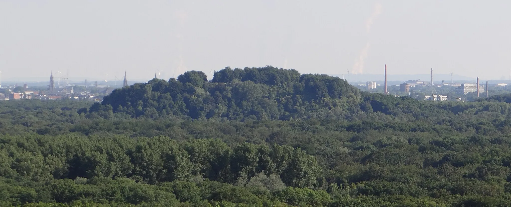 Photo showing: The Inrather Berg (Inrath Mountain) north of Krefeld, Germany (seen from the observation tower on Hülser Berg)