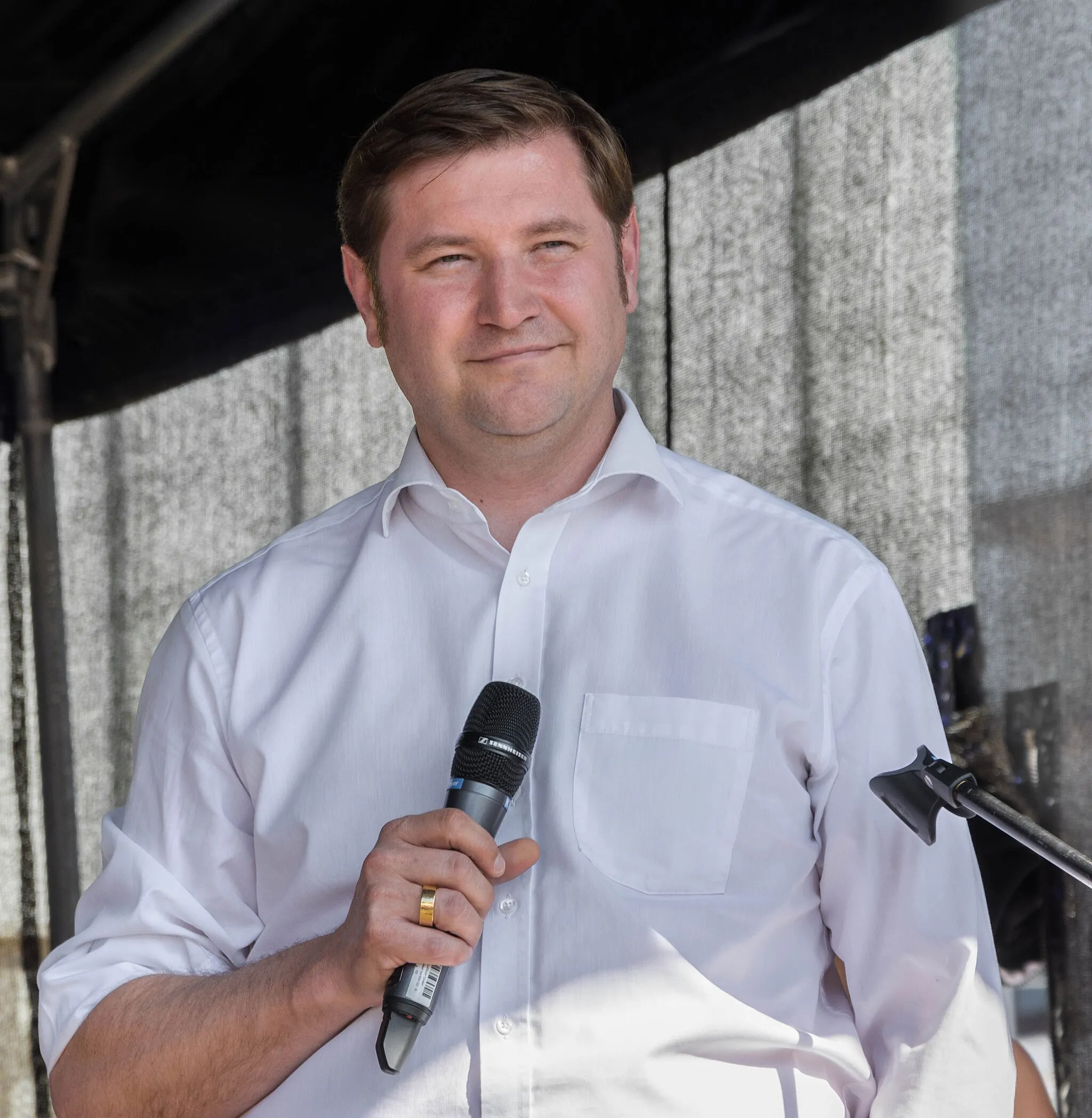 Photo showing: Tim Kurzbach, mayor of Solingen, speaking at the opening of a large urban flea market.