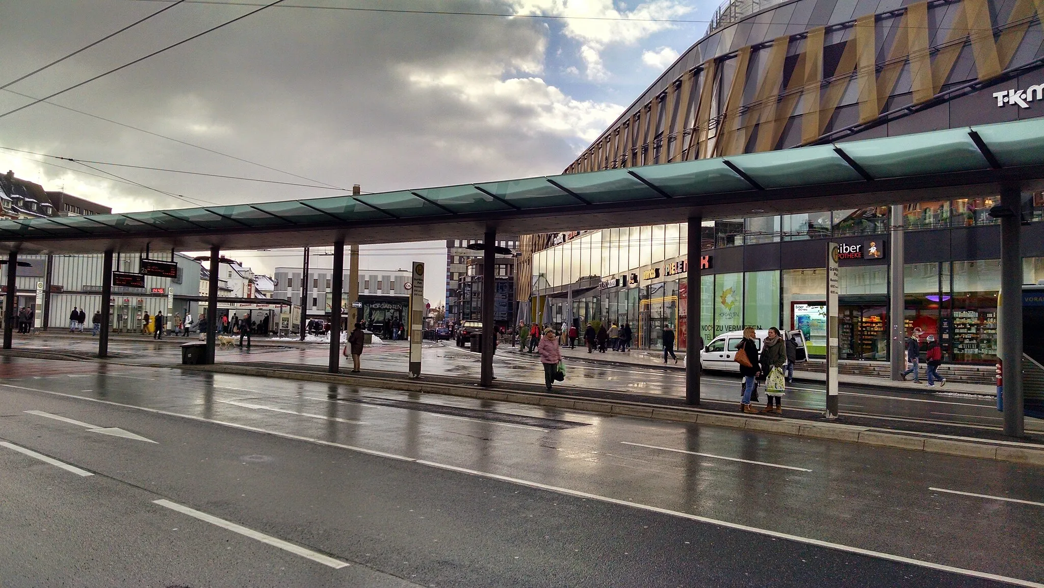 Photo showing: Busbahnhof Solingen Mitte, Hofgarten im Hintergrund