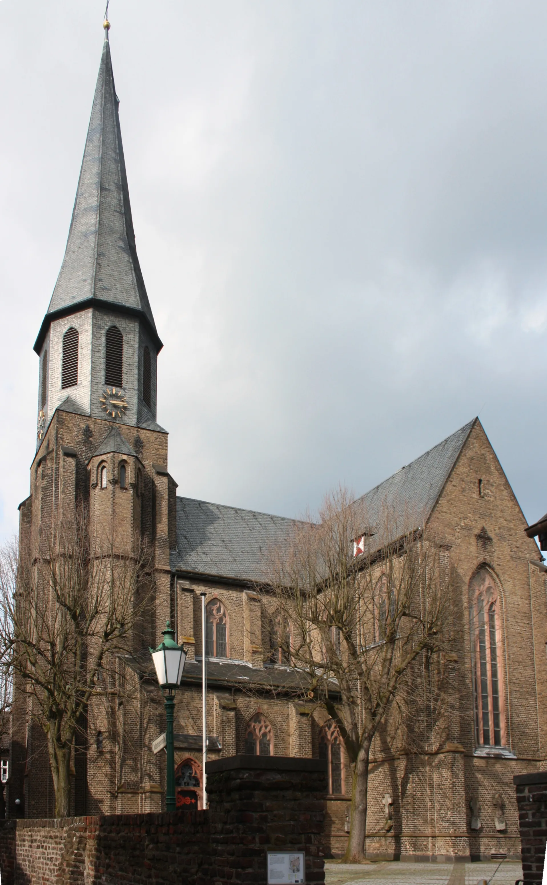 Photo showing: Dormagen-Zons, Germany. Parish church St. Martinus from South.
