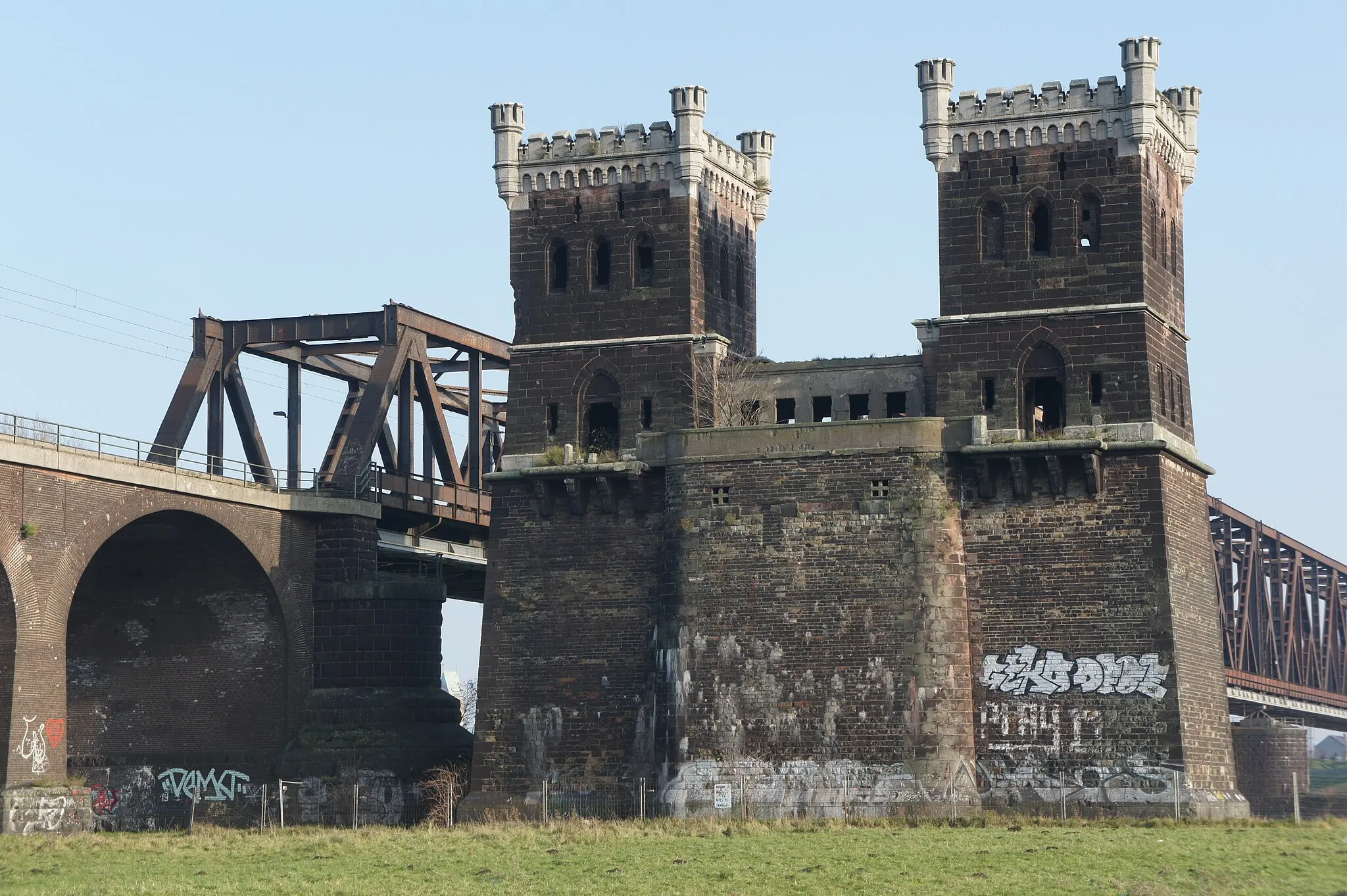 Photo showing: Alter linksrheinischer Brückenpfeiler der Duisburg-Hochfelder Eisenbahnbrücke