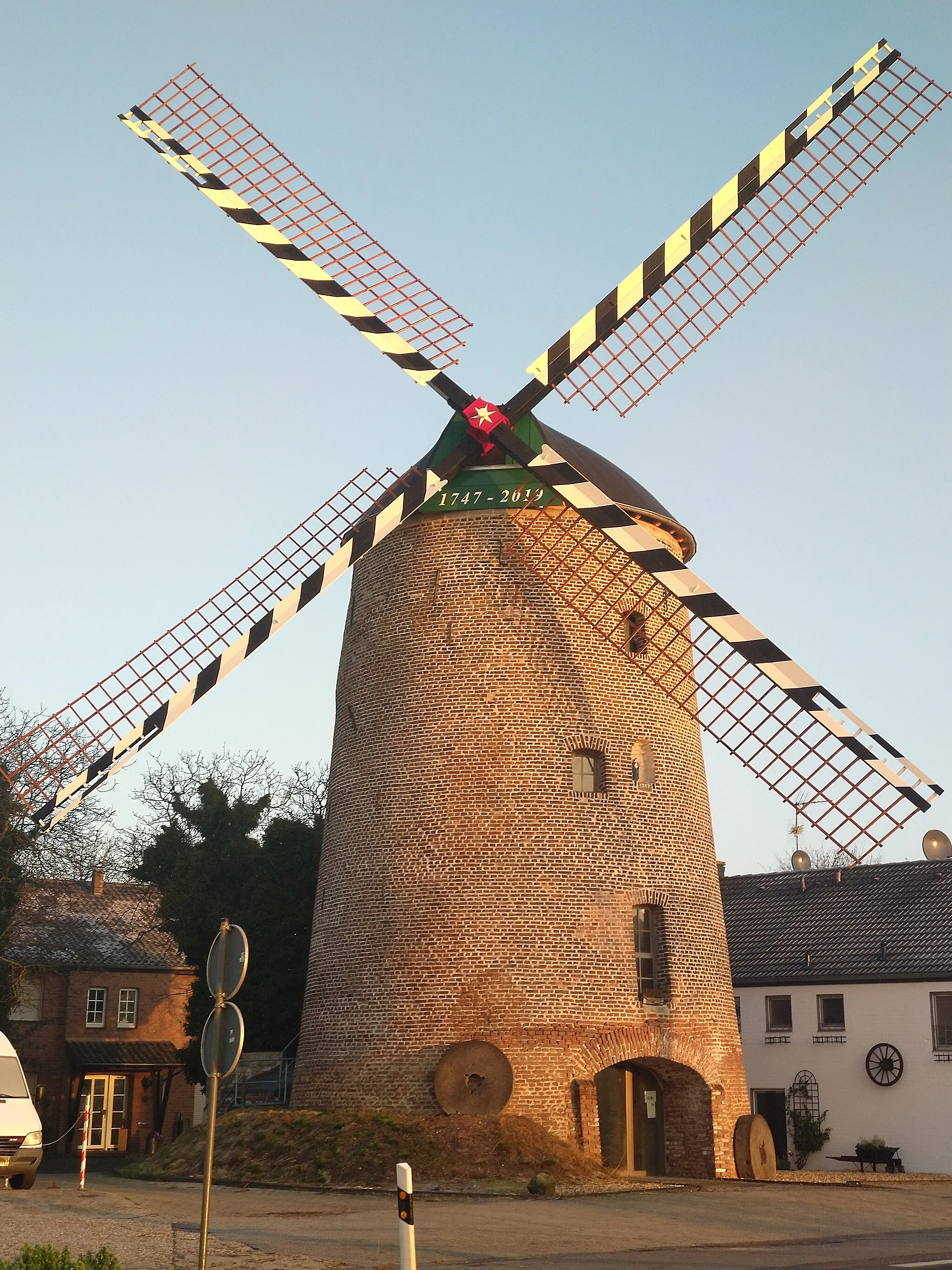 Photo showing: Schriefersmühle mit neuer Turmhaube und Flügeln