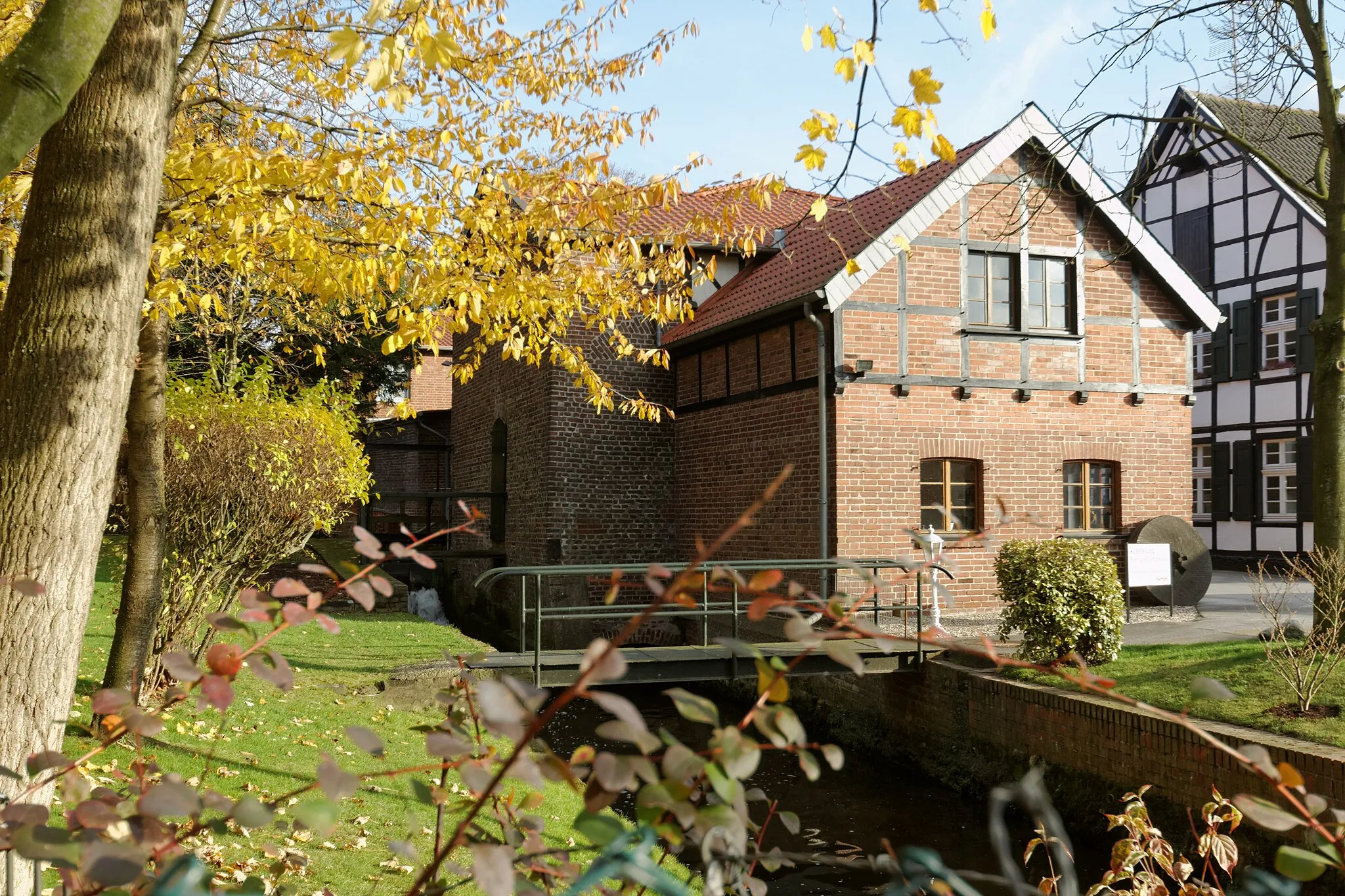 Photo showing: Ratingen-Lintorf, Hülsenbergweg, Helpensteinmühle