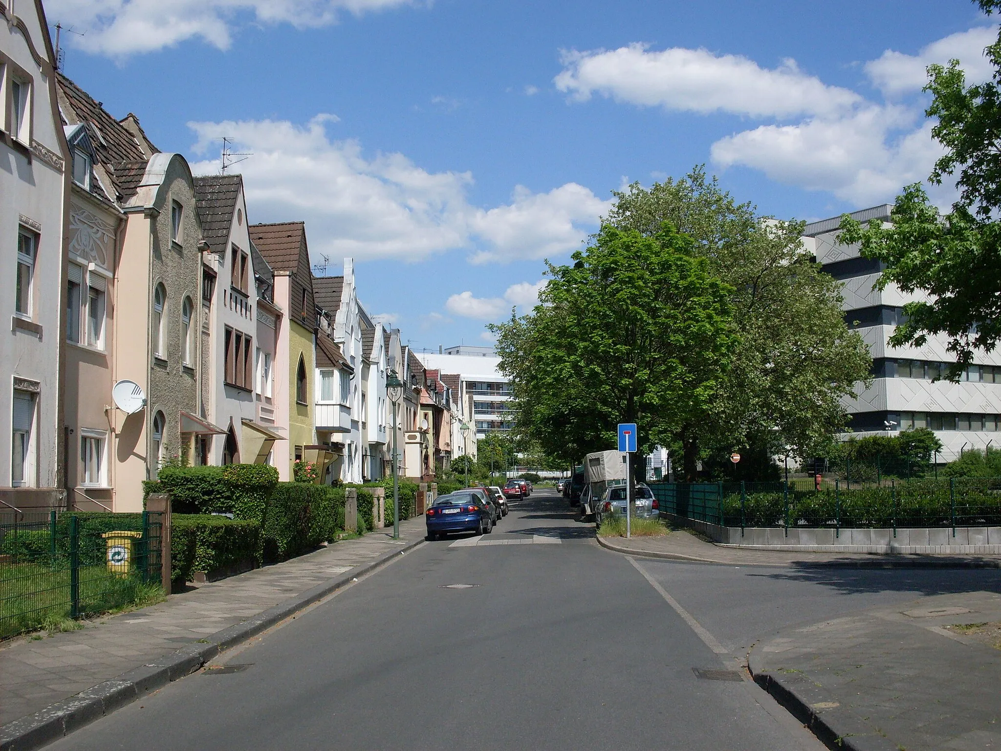 Photo showing: Düsseldorf-Holthausen Heggemannstraße Alte Werkswohnungen, im Hintergrund Henkelwerke