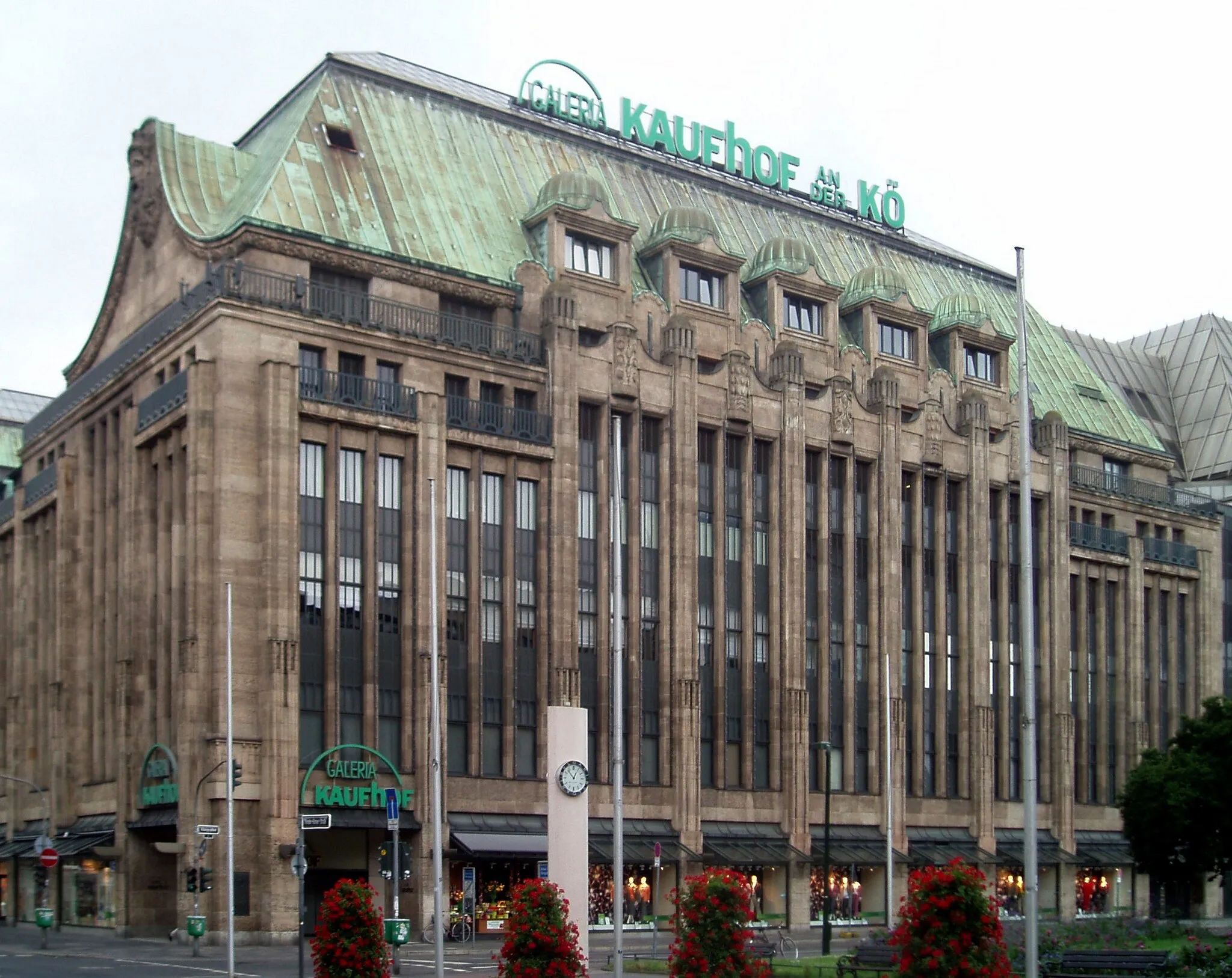 Photo showing: The Königsallee (Jugendstil Kaufhof) in Düsseldorf.