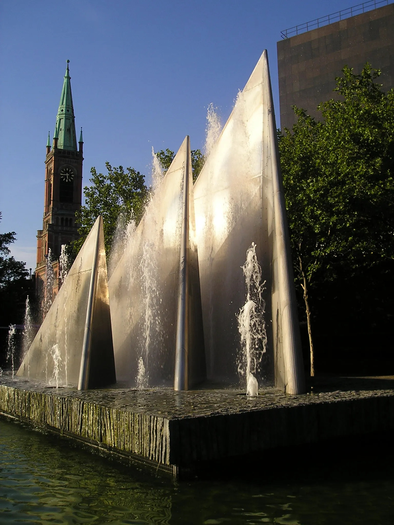 Photo showing: Platz der Deutschen Einheit mit Brunnen, im Hintergrund Turm der Johanneskirche