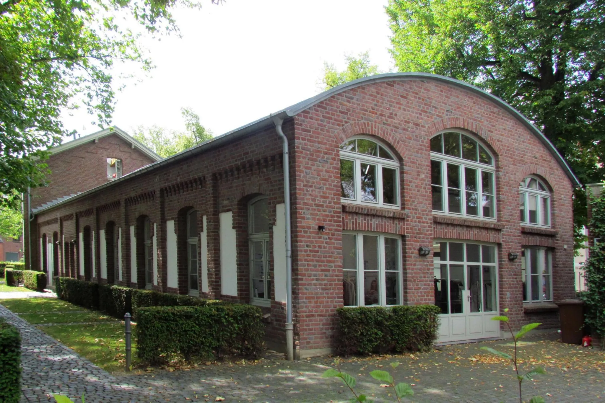 Photo showing: Ehemaliges RWE-Gebäude (früher Maschinen- und Kesselhaus des Elektrizitätswerks Osterath), Strümper Straße 1–7 in Meerbusch