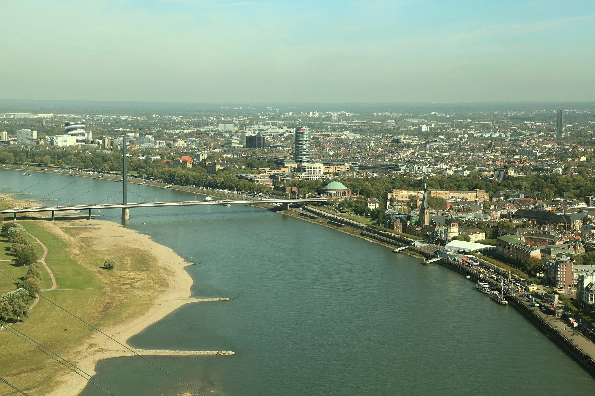 Photo showing: Blick vom Rheinturm zur Oberkasseler Brücke in Düsseldorf