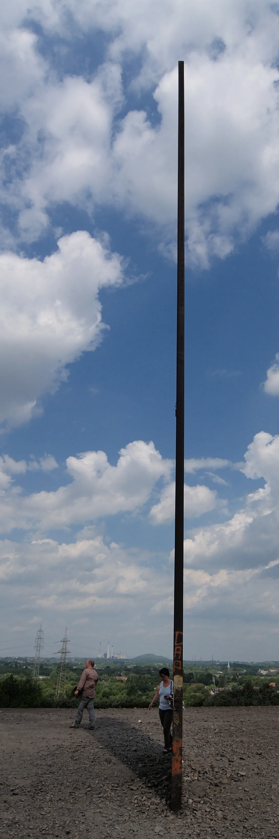 Photo showing: A monument, made of steel by Richard Serra for the Ruhr Area on top of the Halde Schurenbach in Essen, Germany, narrow side