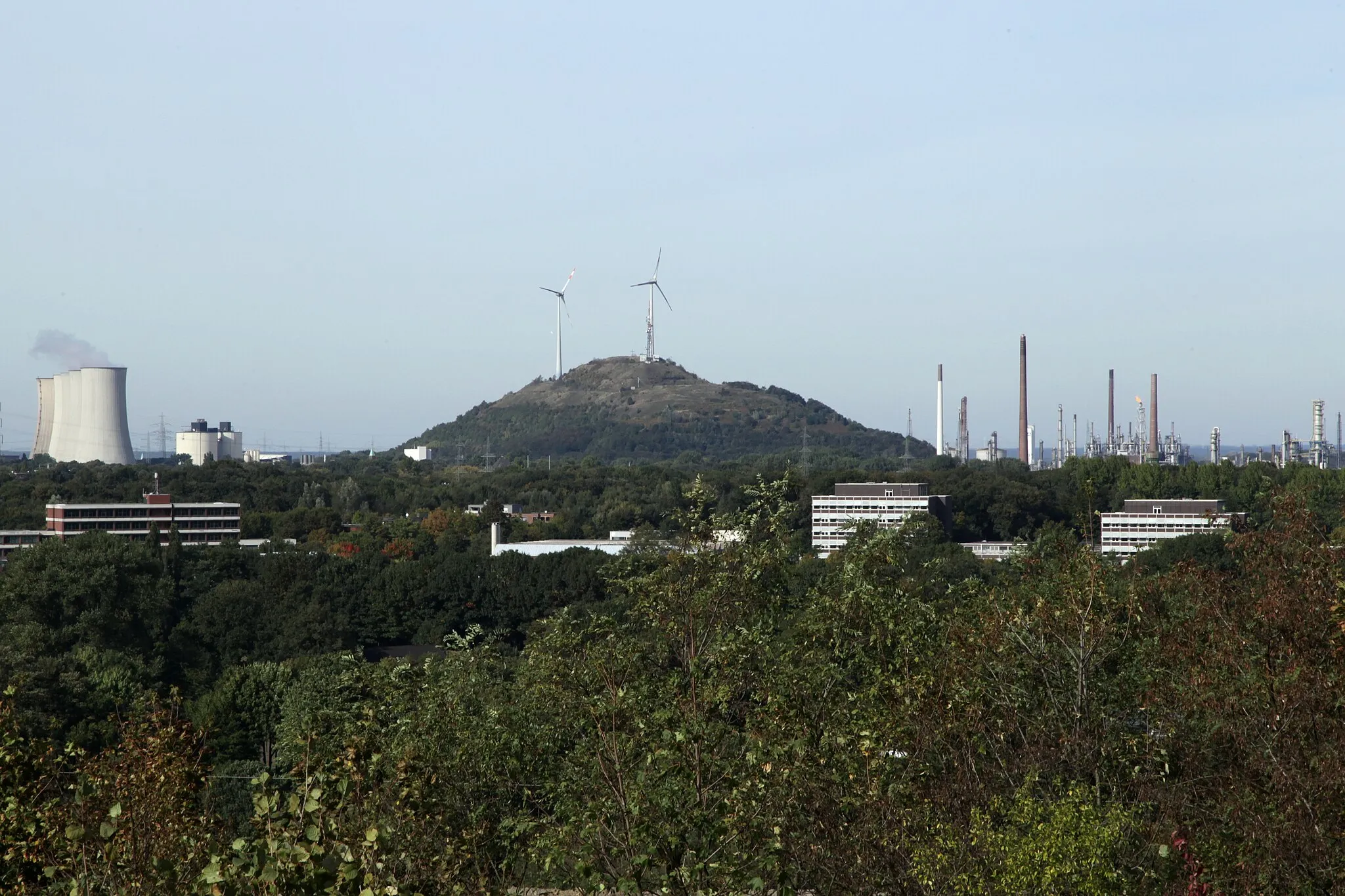 Photo showing: Blick von der Halde Rungenberg auf Kraftwerk Scholven, Halde Oberscholven und BP Scholven in Gelsenkirchen