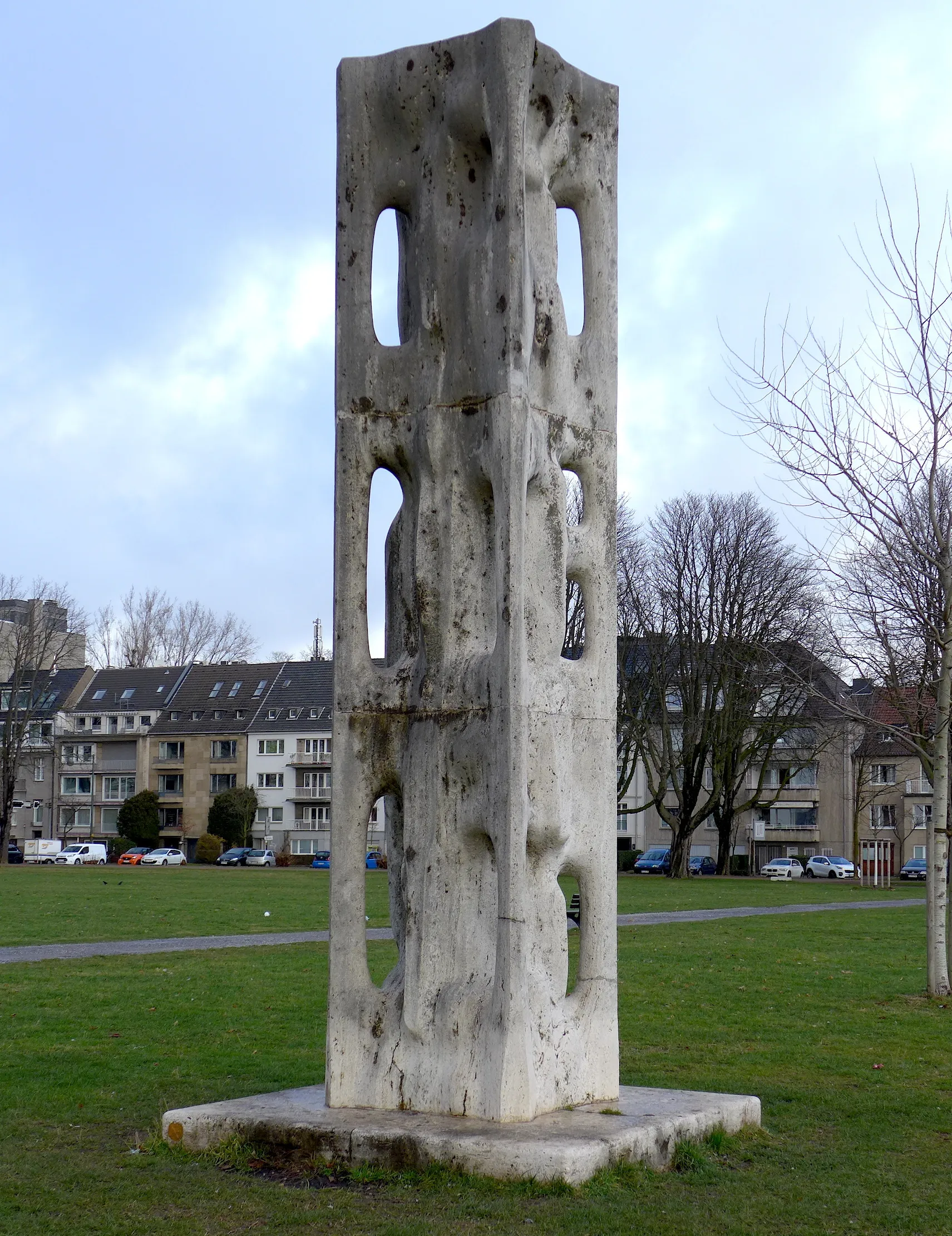 Photo showing: Пластичная колонна. Объект в Рейнском парке Дюссельдорфа.  Автор: Карл Хартунг.