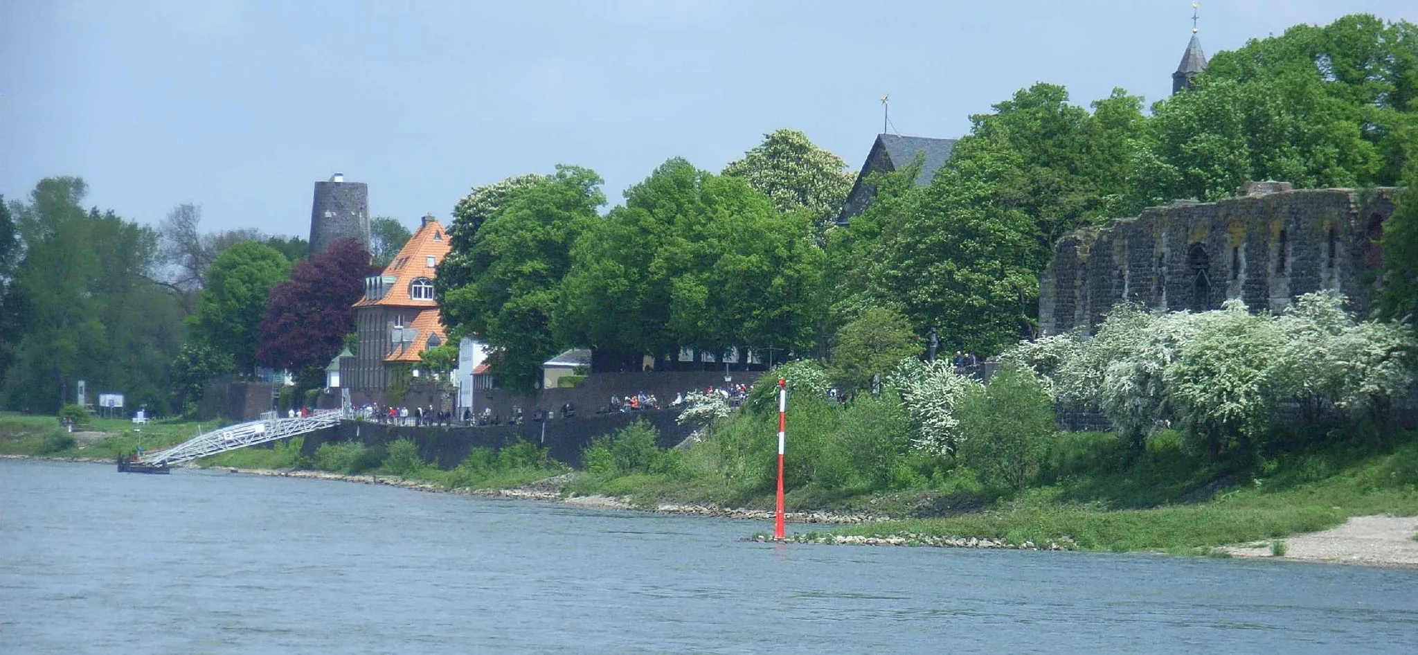 Photo showing: Rheinufer Düsseldorf-Kaiserswerth mit Windmühlenturm links und Kaiserpfalz rechts