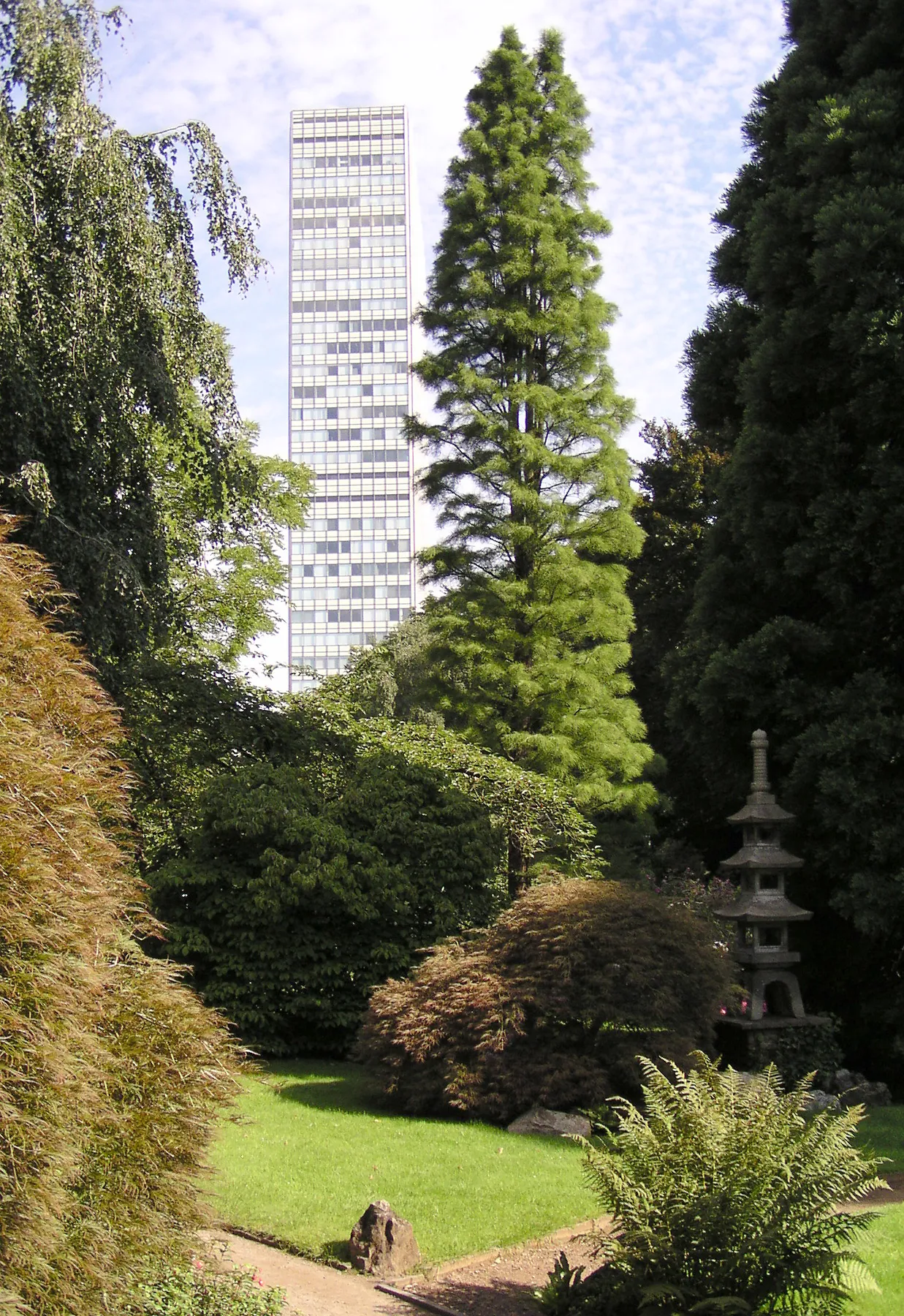 Photo showing: Description: Bayer-Hochhaus Leverkusen, view from Japanese Garden, August 2005.

Photographer: Arcturus
Licence: GFDL + cc-by-sa-2.0-de