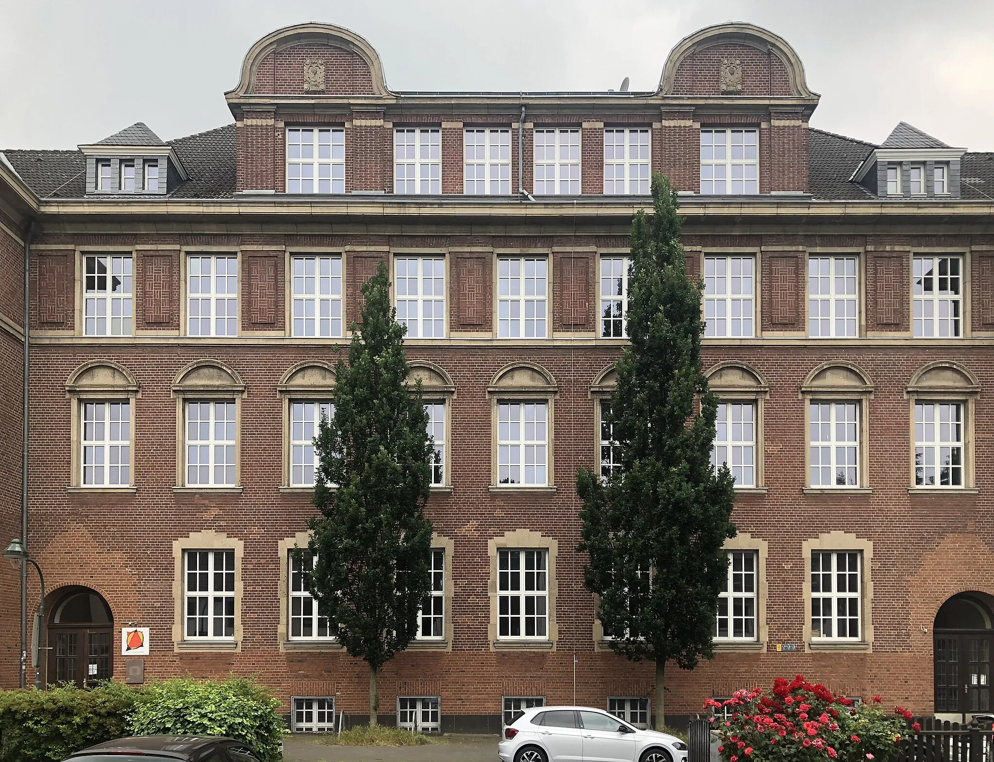 Photo showing: Schulgebäude Fassade (mittlere Achse) an der Diesterwegstraße, Düsseldorf-Heerdt