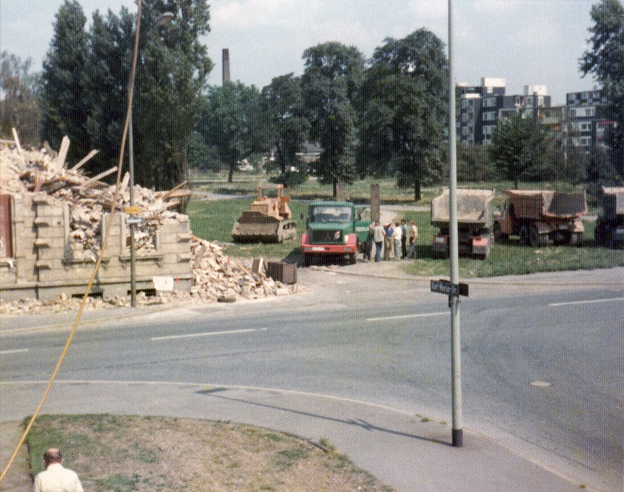 Photo showing: Ecke Sofienstraße / Karl-Morian-Straße in Duisburg-Neumühl. (Im Hintergrund sind Häuser auf der Lüneburger Straße zu sehen. Die auf dem Foto zu sehende Grünfläche war zu diesem Zeitpunkt noch unbebaut. Das Foto ist vor 1977 entstanden, vermutlich 1976.)